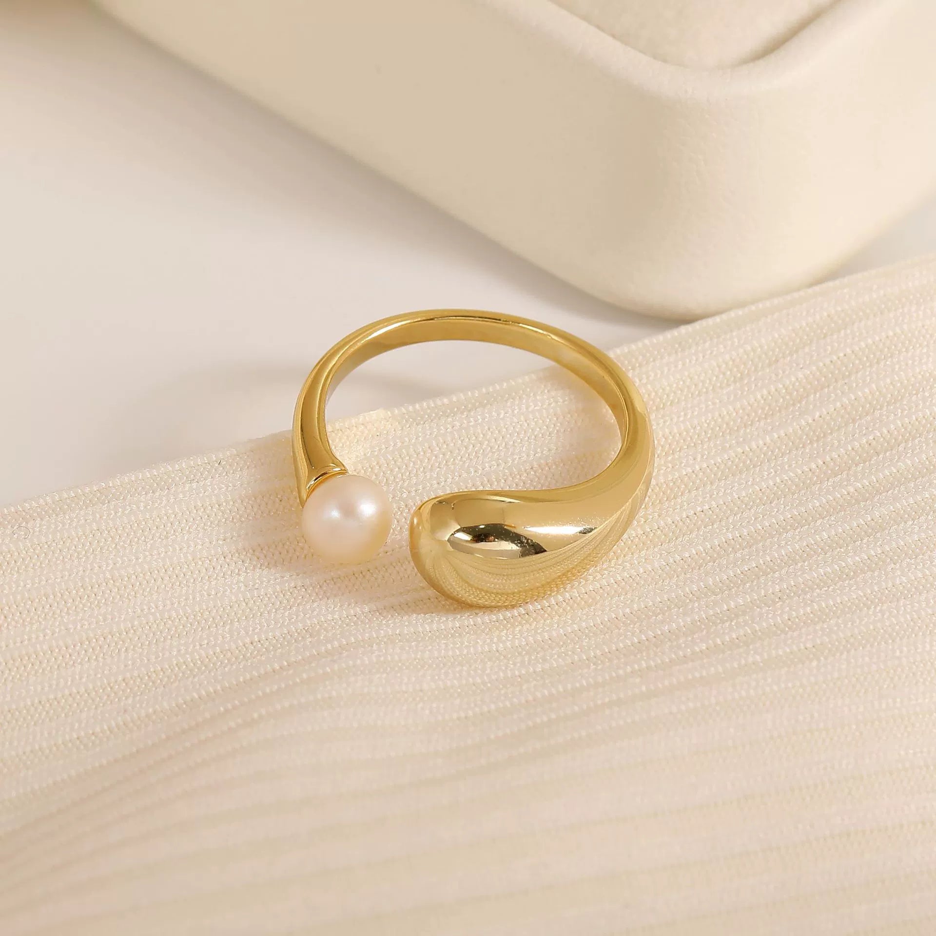 Simple Gold Ring with Teardrop Accent JLTR0604