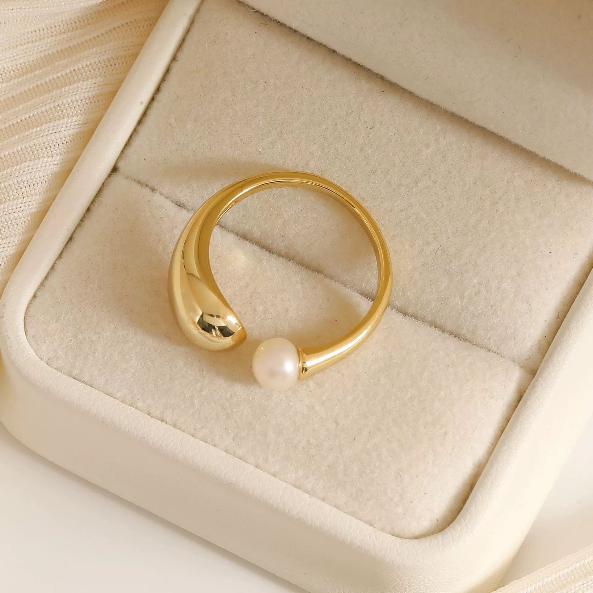 Simple Gold Ring with Teardrop Accent JLTR0604