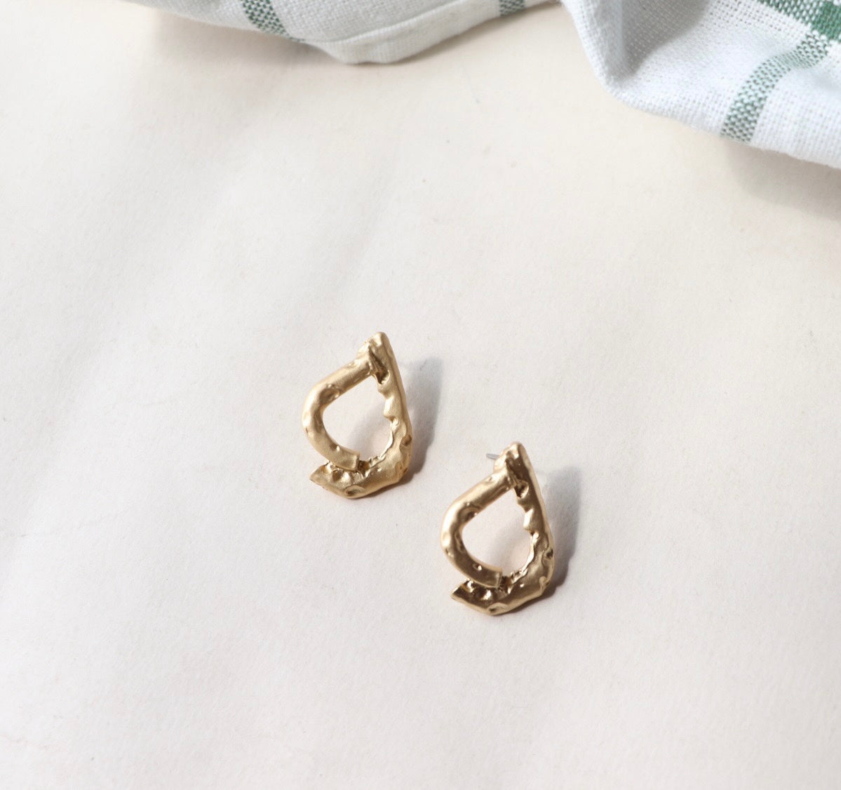 just-lil-things-gold-pin-earrings-jlt10719
