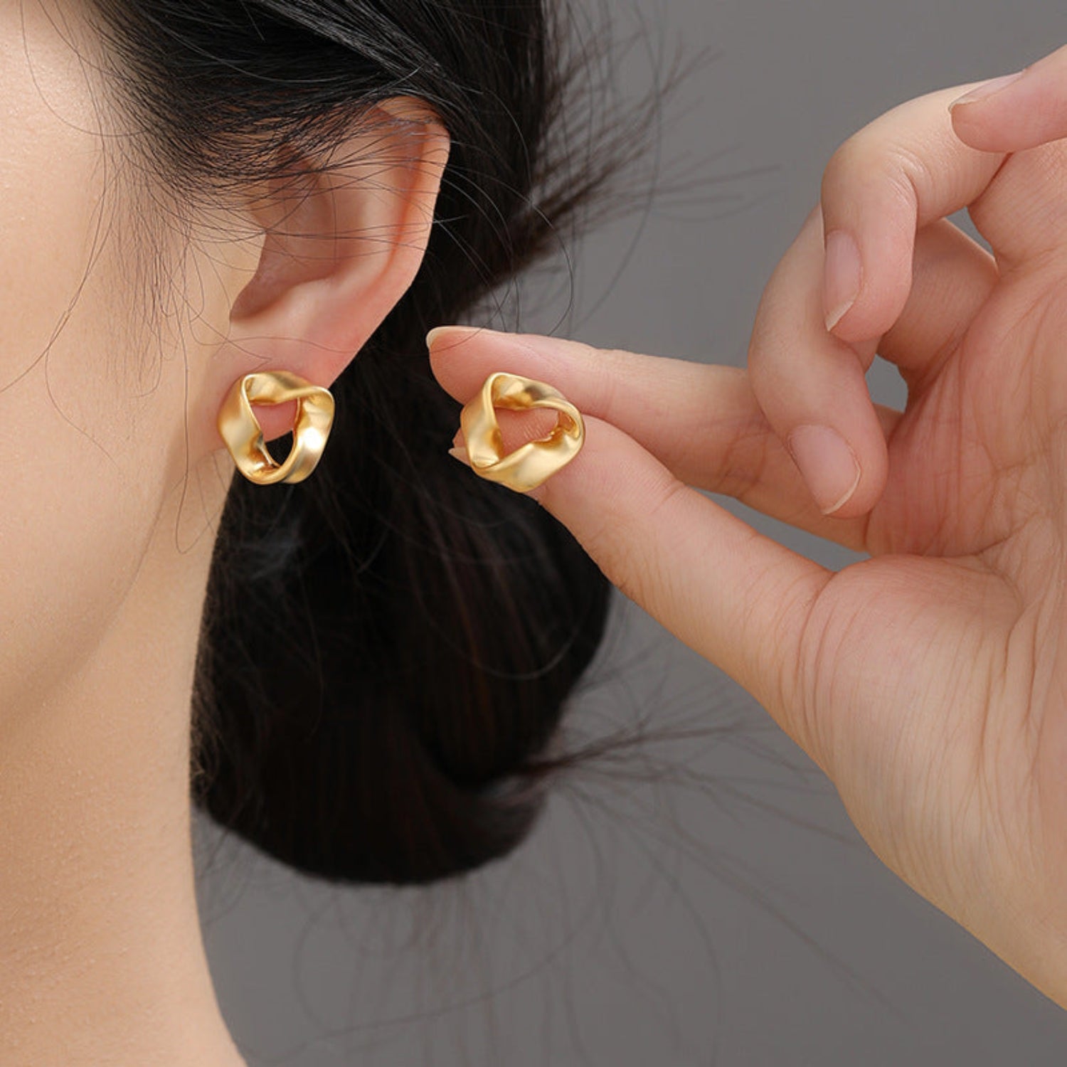just-lil-things-pin-earrings-gold-earrings-jlt10046