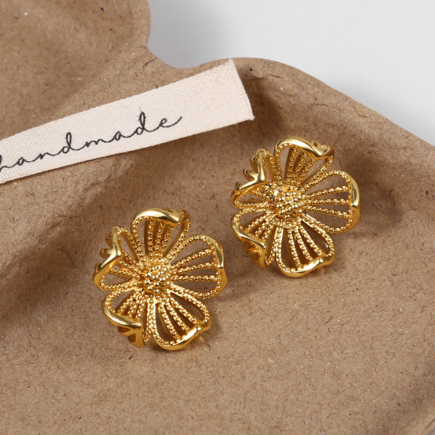 Floral Hollow Styled Charismatic Stud Earrings JLT12897