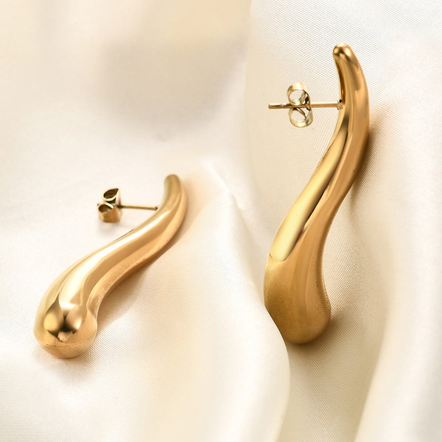 Fluid Curve Gold Earrings – Sleek Modern Statement Style Pin Earring JLT12988