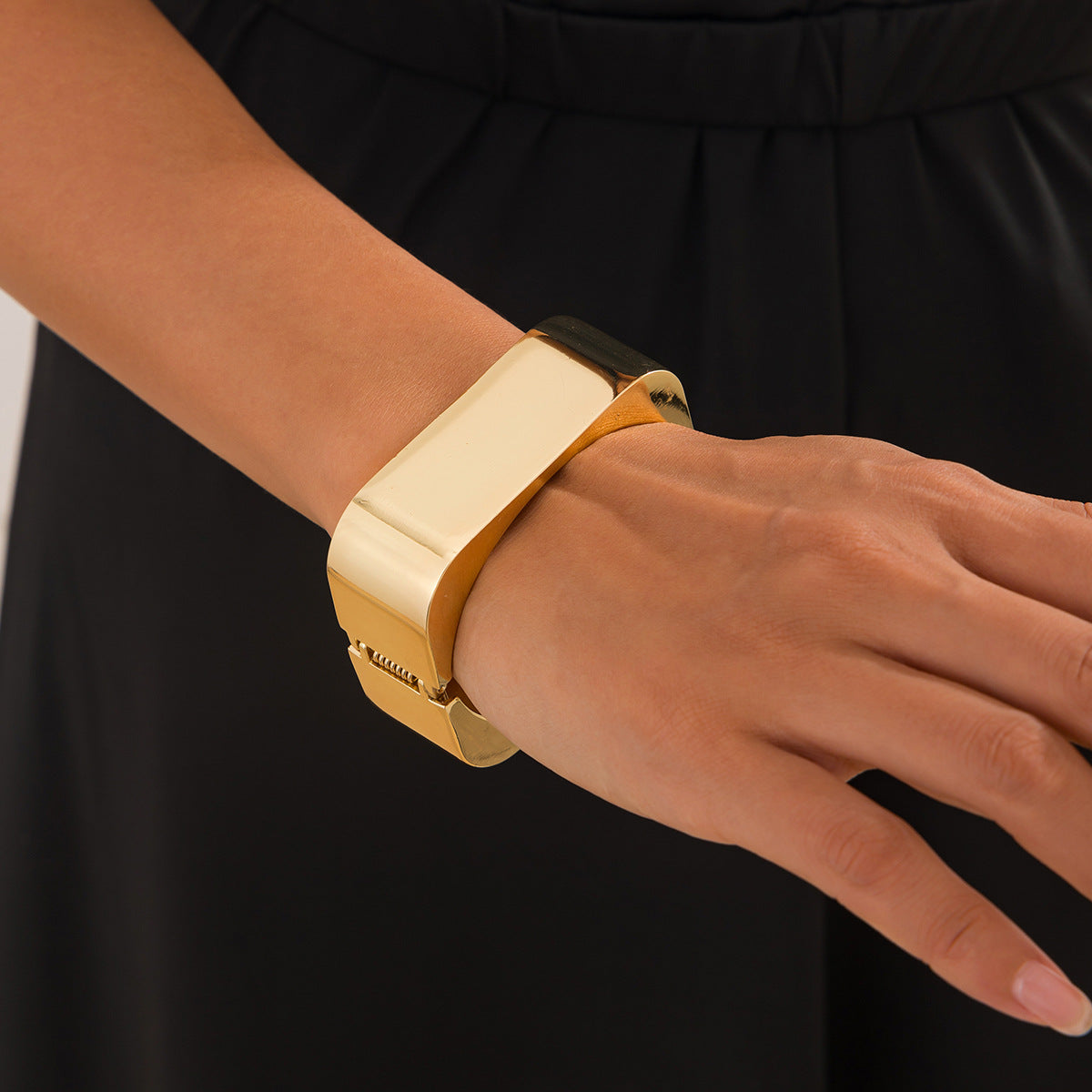 Enormous Curve Finish Square Bracelet JLTB0656