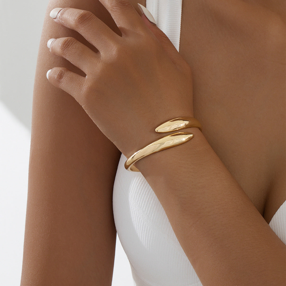 Elegant Gold-Toned Minimalist Hinged Bracelet JLTB0752