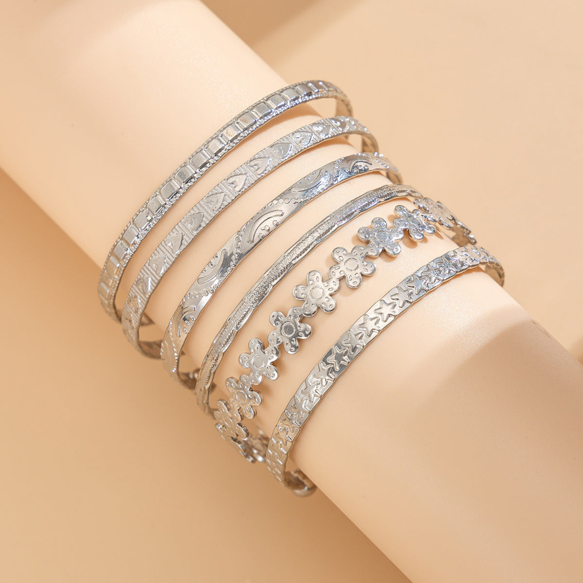 Silver Traditions: The Symbolism and Beauty of South Asian Bangles JLTB0819