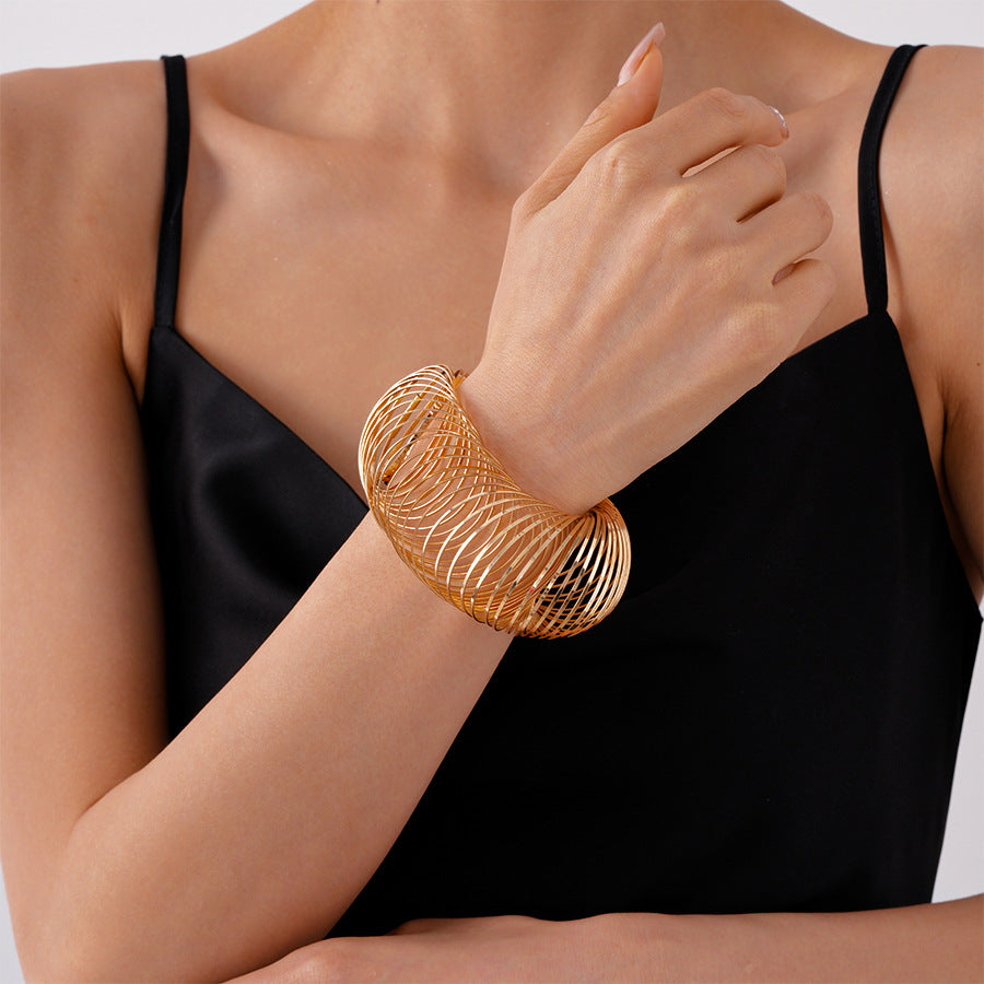 Elegant Gold Torus Coil Bracelet: A Symbol of Infinite Flow and Modern Artistry JLTB0825