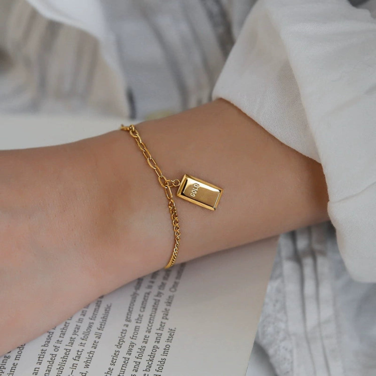 Gold Bar Pendant Link Bracelet JLTB1030