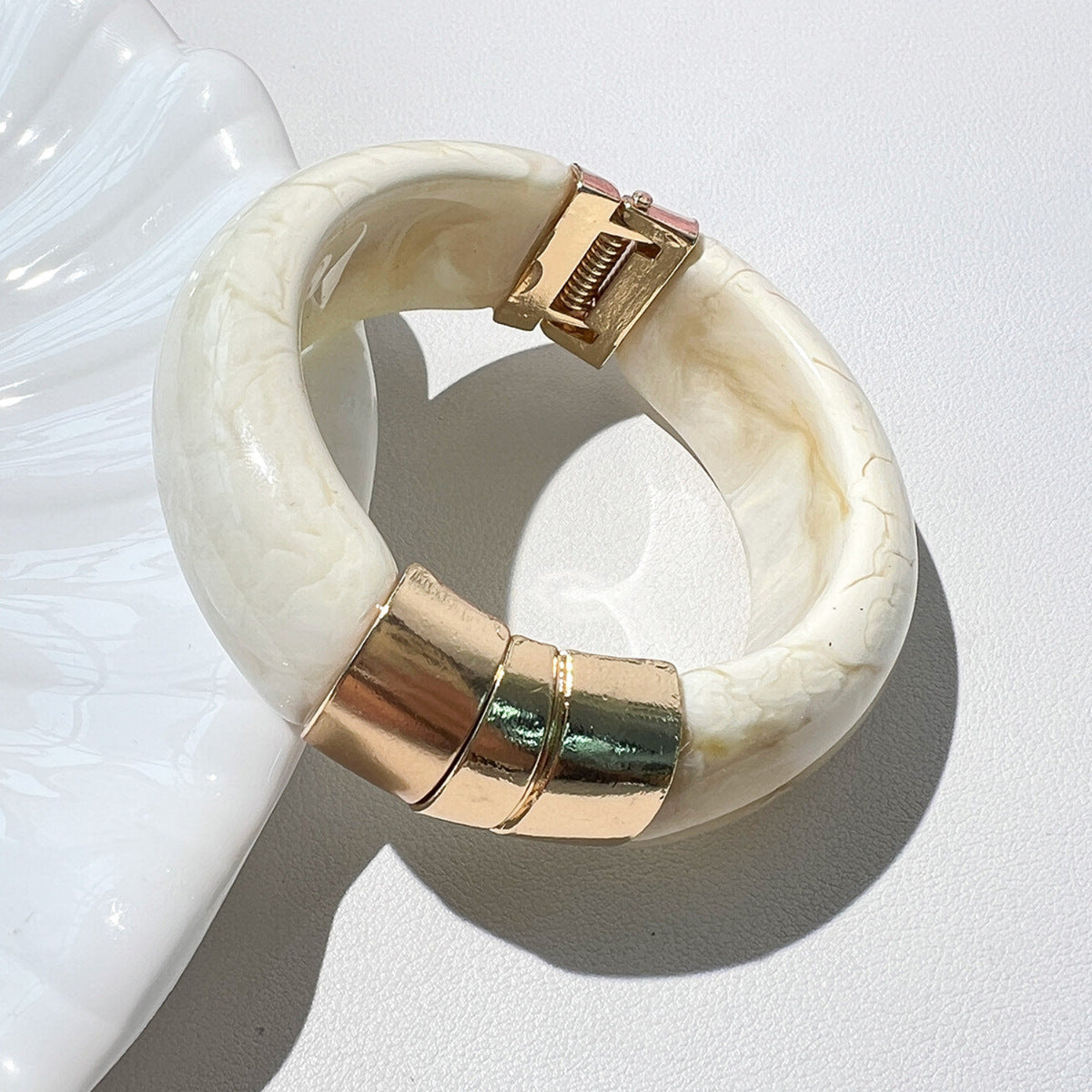 Cream Round Retro Cuff Bracelet JLTB1230