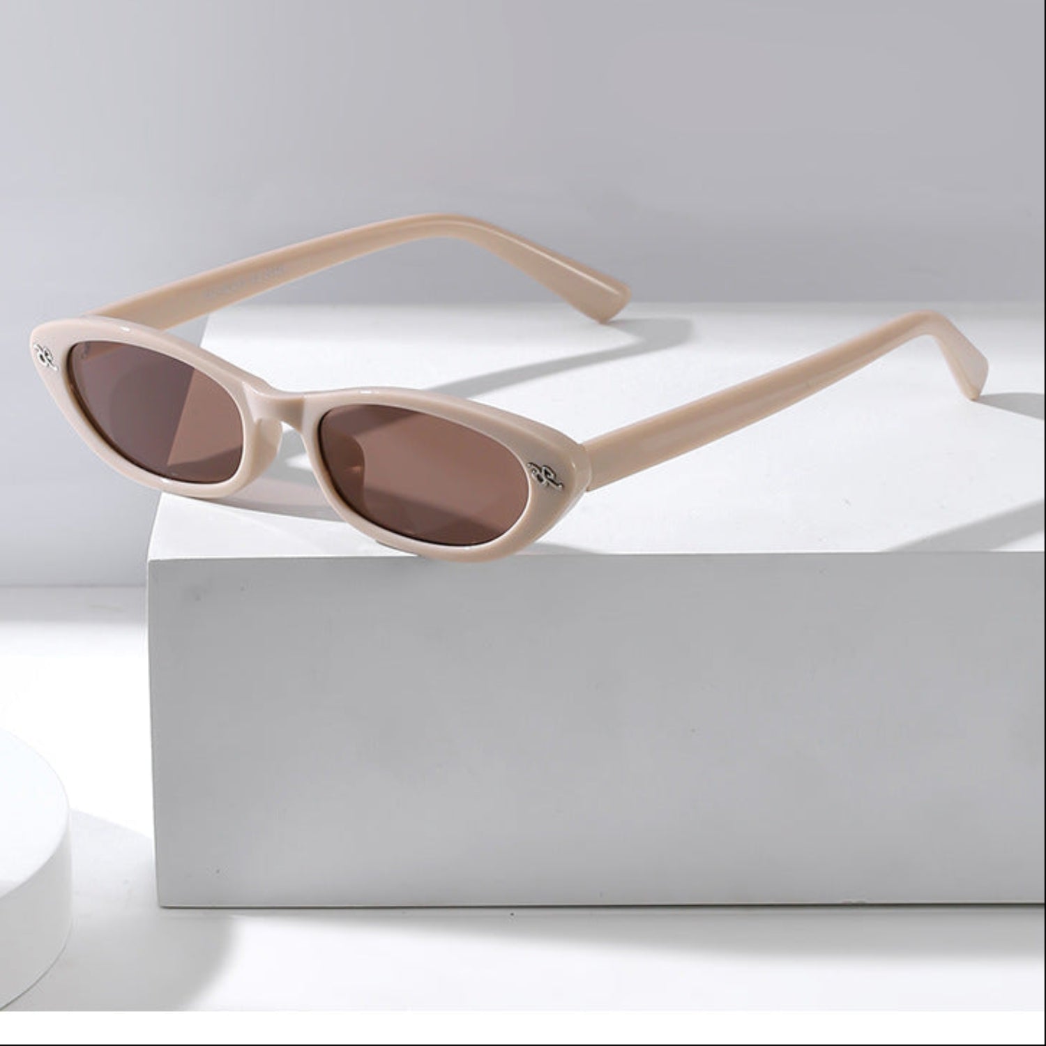 Retro White Oval Cat Sunglasses JLTG0256