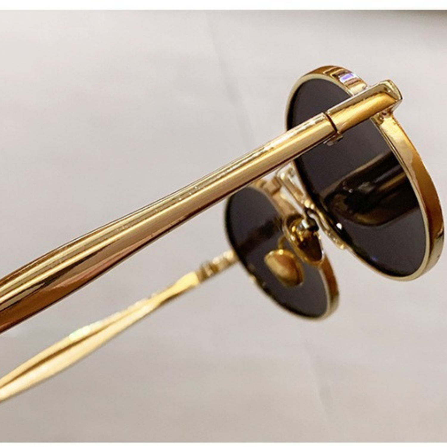 Minimalist Gold Round Black Sunglasses JLTG0363
