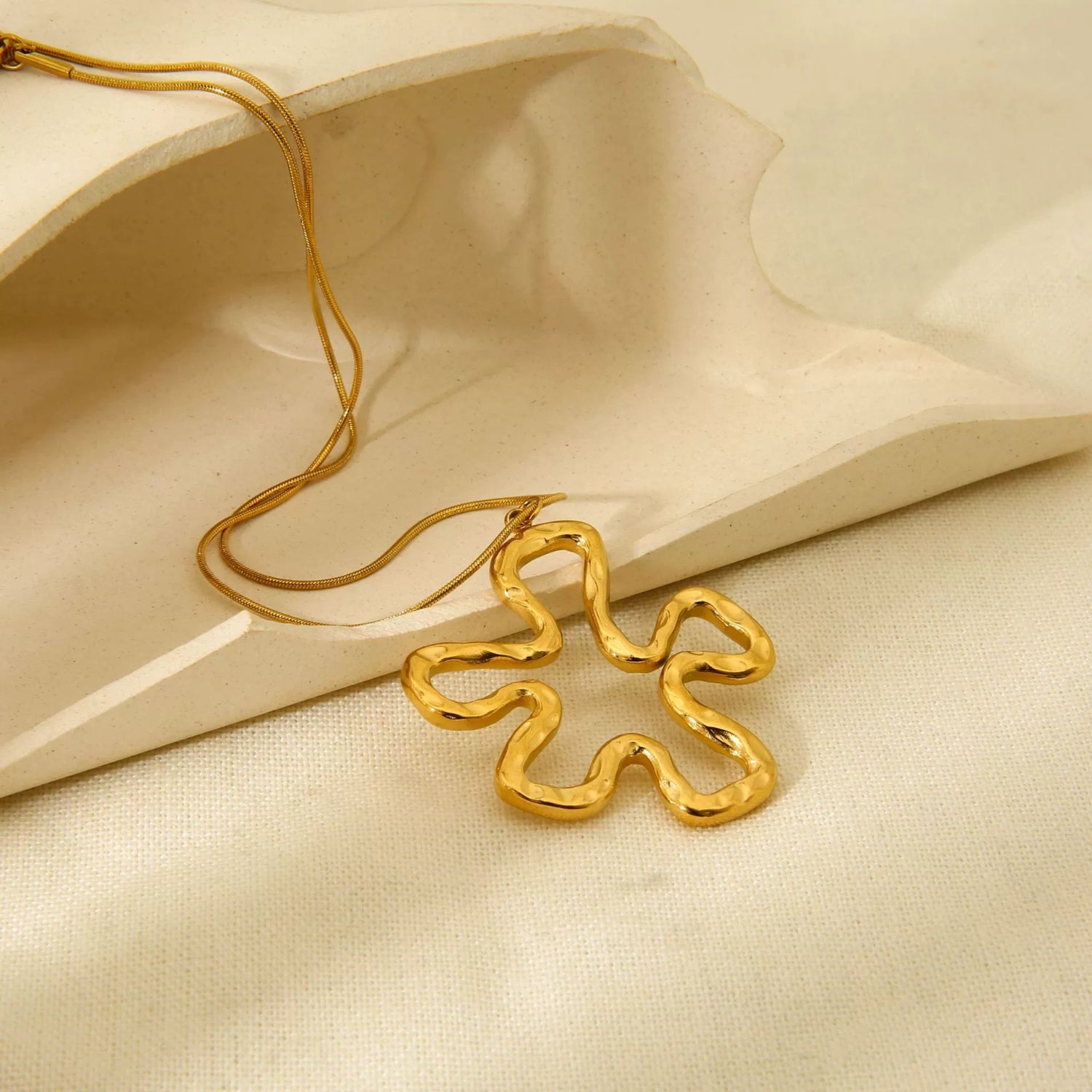 Abstract Wavy Gold Flower Necklace JLTN1767
