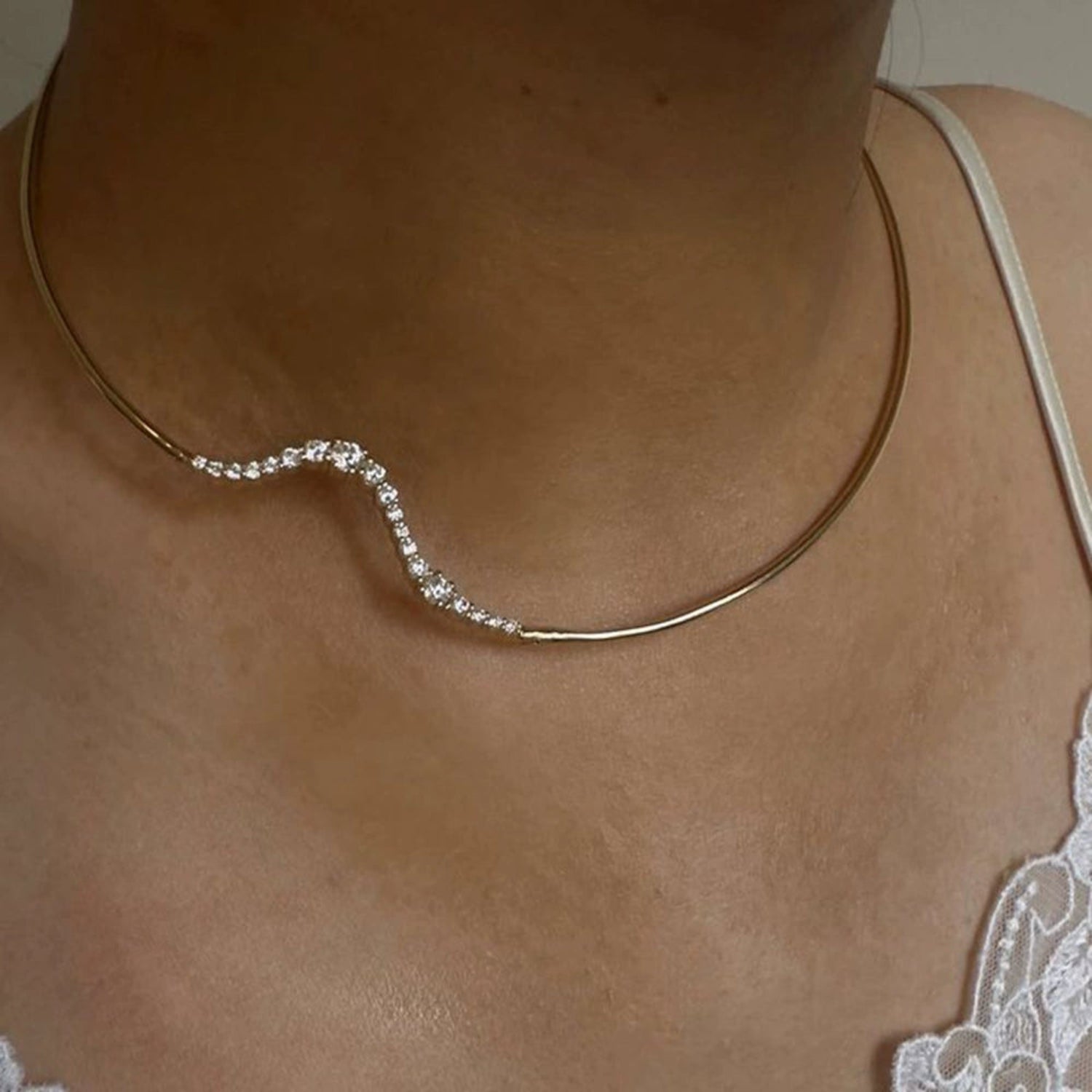Gold Asymmetric Wave Crystal Choker JLTN1912
