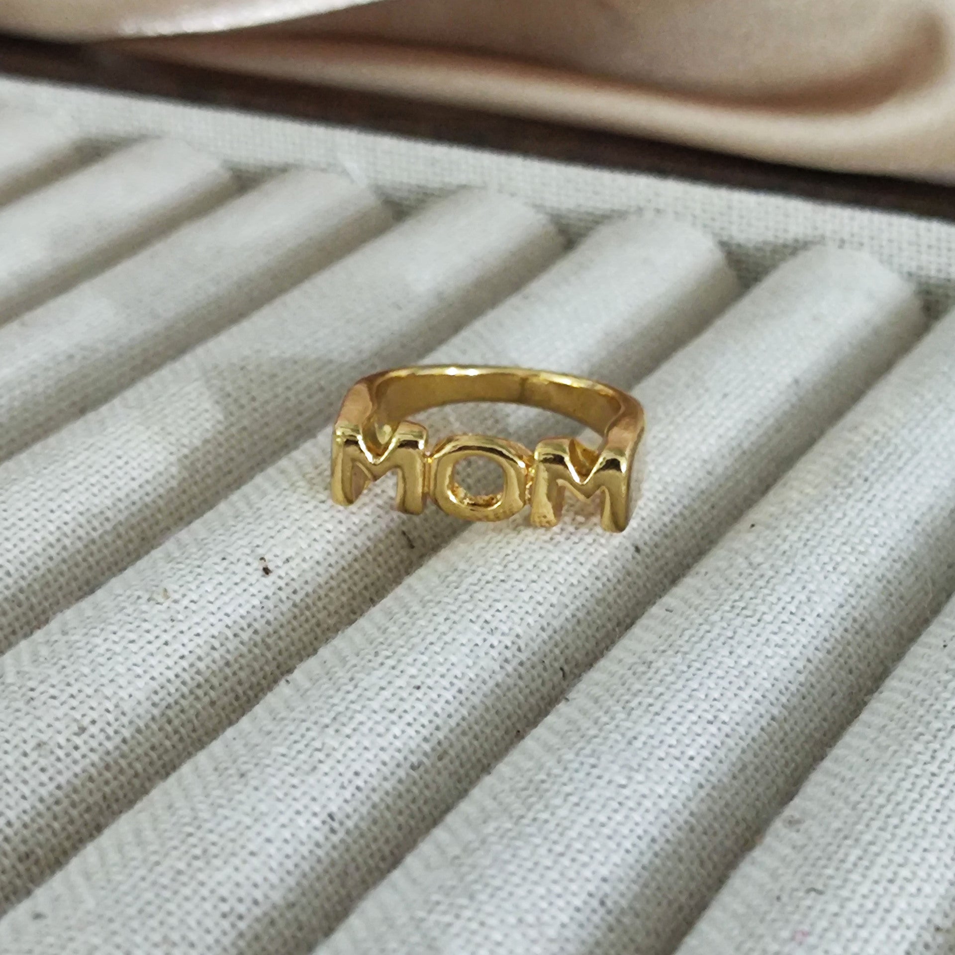 Gold "MOM" Ring – Because She’s Everything JLTR0584