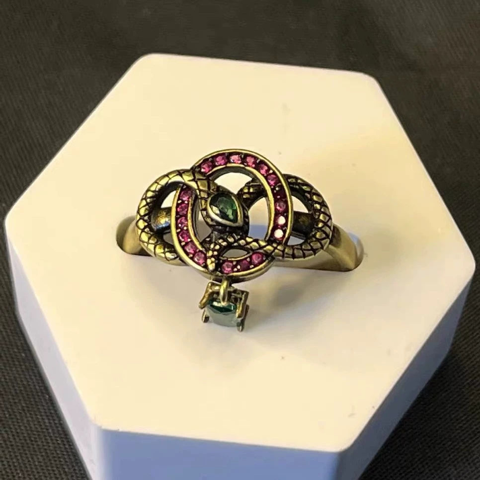 Vintage-Style Ring with Pink Accents & Green Gem JLTR0601