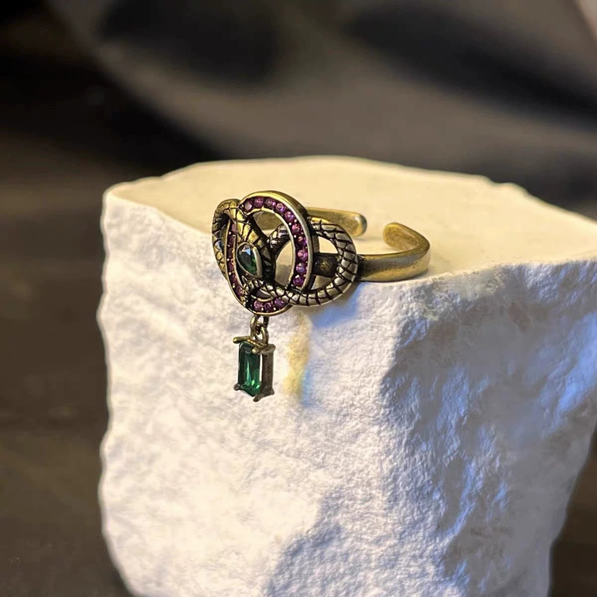 Vintage-Style Ring with Pink Accents & Green Gem JLTR0601