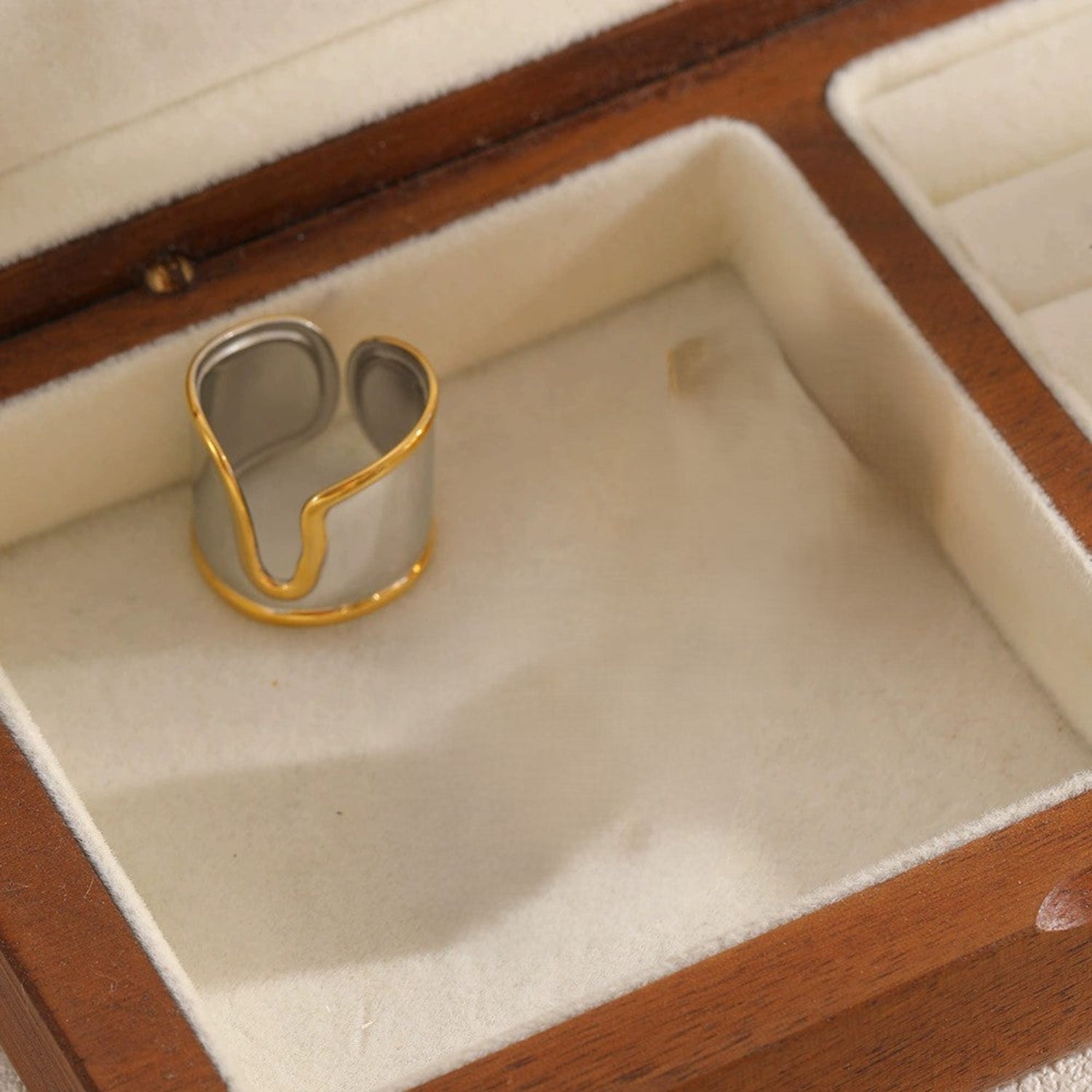 Dual Tone Adjustable Wave Ring JLTR0615