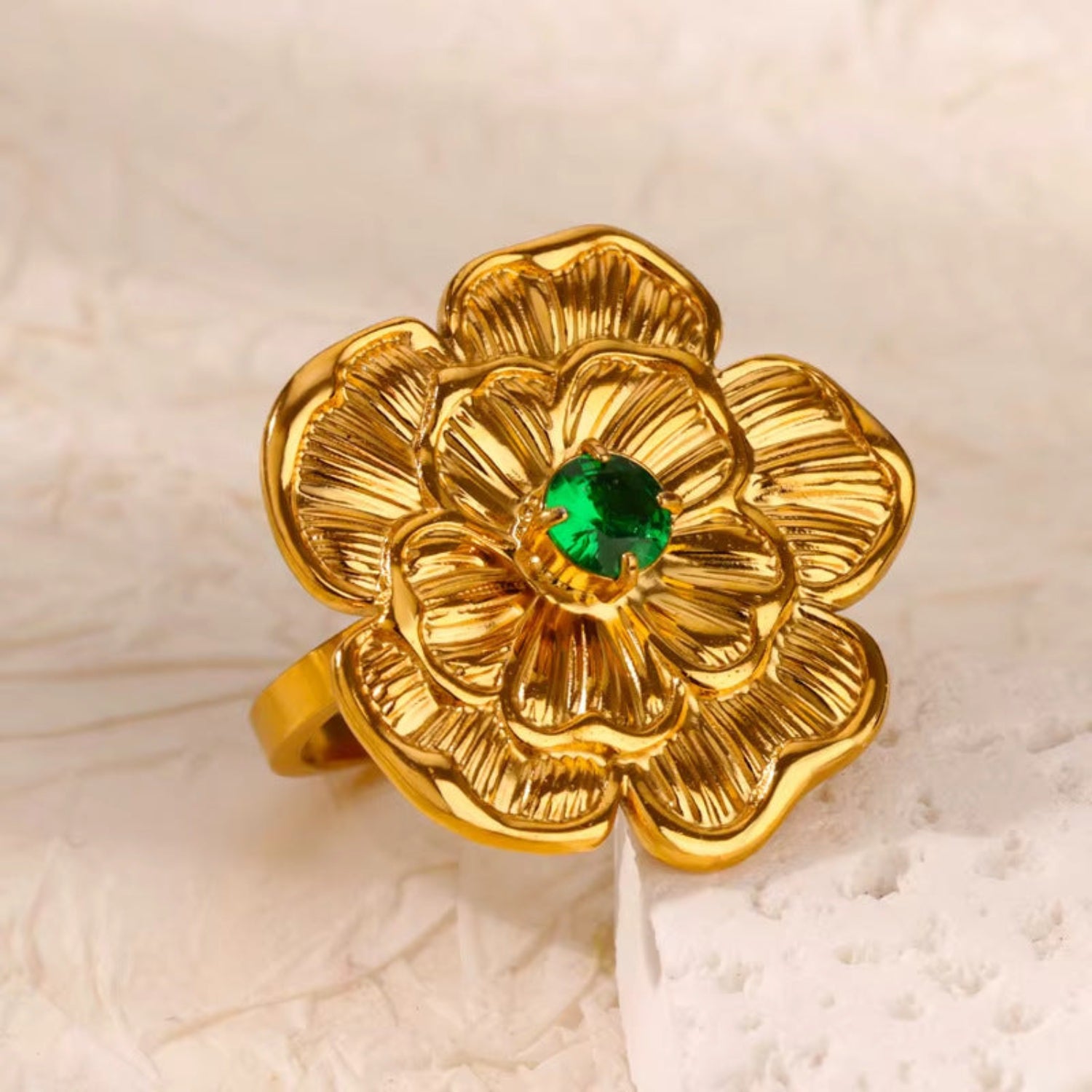Emerald Center Gold Camellia Ring JLTR0688