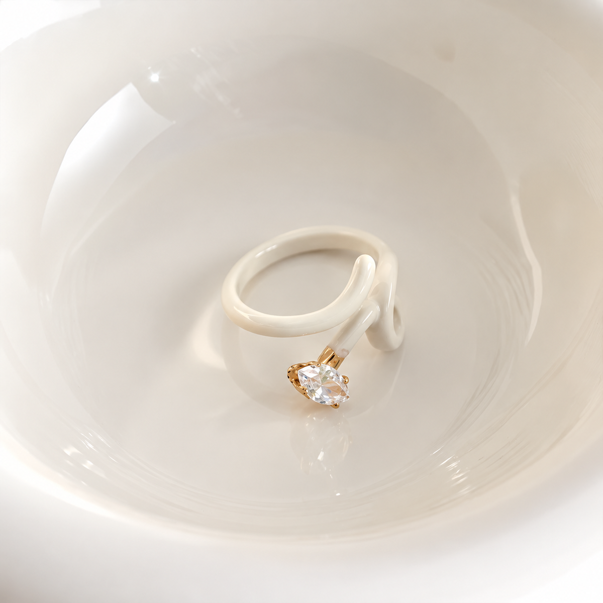 White Spiral Crystal Ring JLTR0830