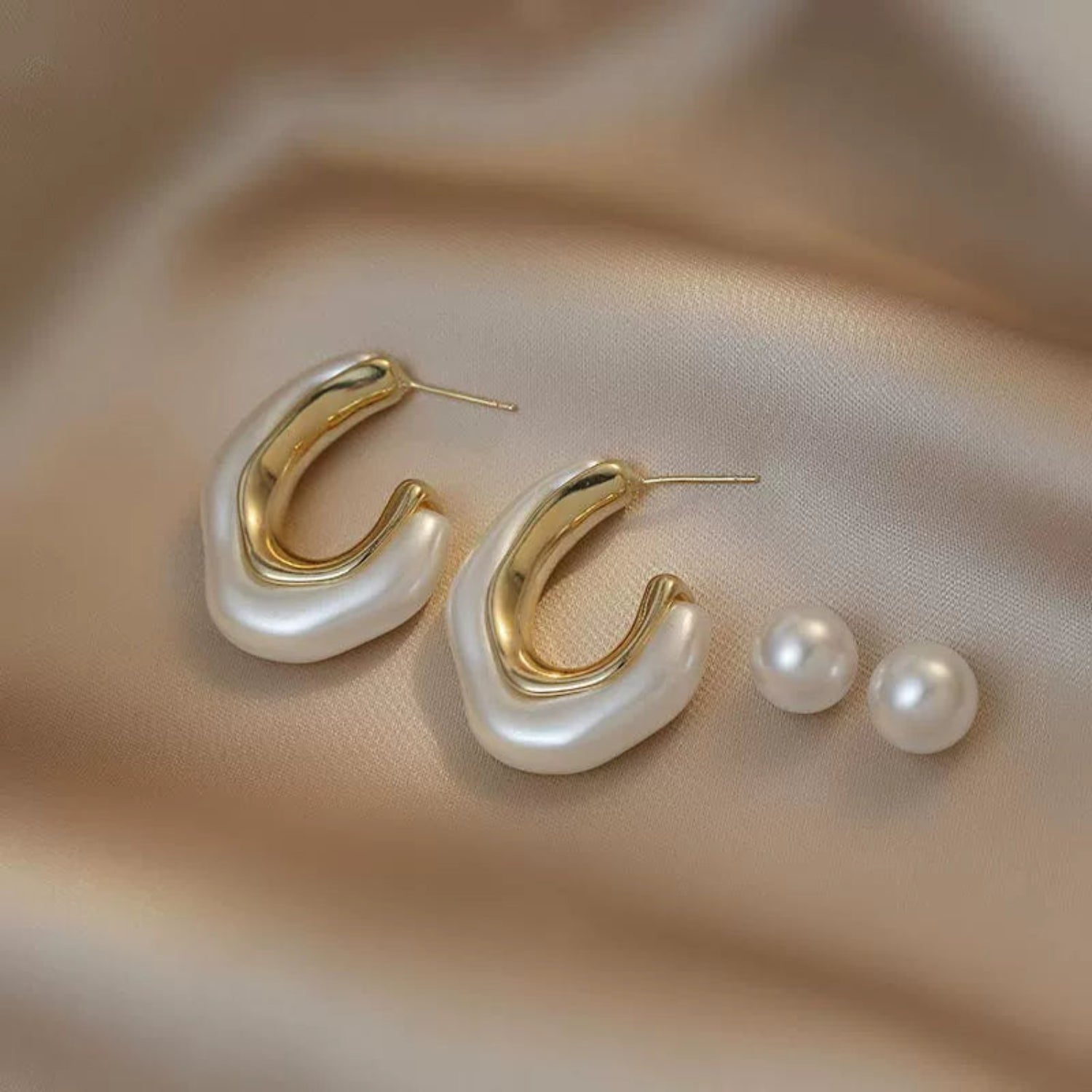 just-lil-things-Sculpted Pearl Hoop Earrings with Gold Wave Accent - jlt10961