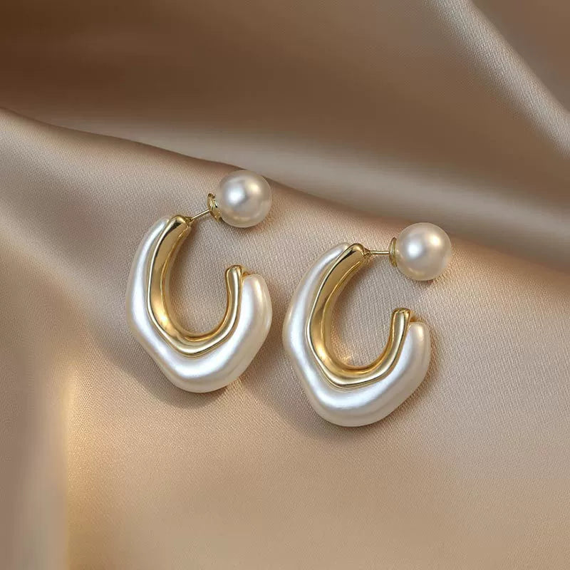 just-lil-things-Sculpted Pearl Hoop Earrings with Gold Wave Accent - jlt10961