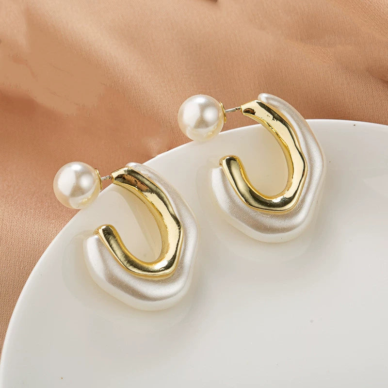 just-lil-things-Sculpted Pearl Hoop Earrings with Gold Wave Accent - jlt10961