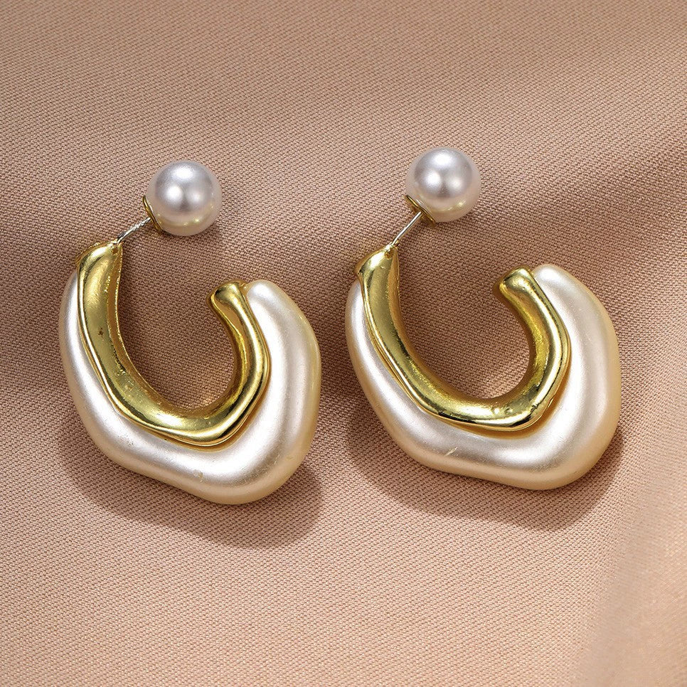 just-lil-things-Sculpted Pearl Hoop Earrings with Gold Wave Accent - jlt10961