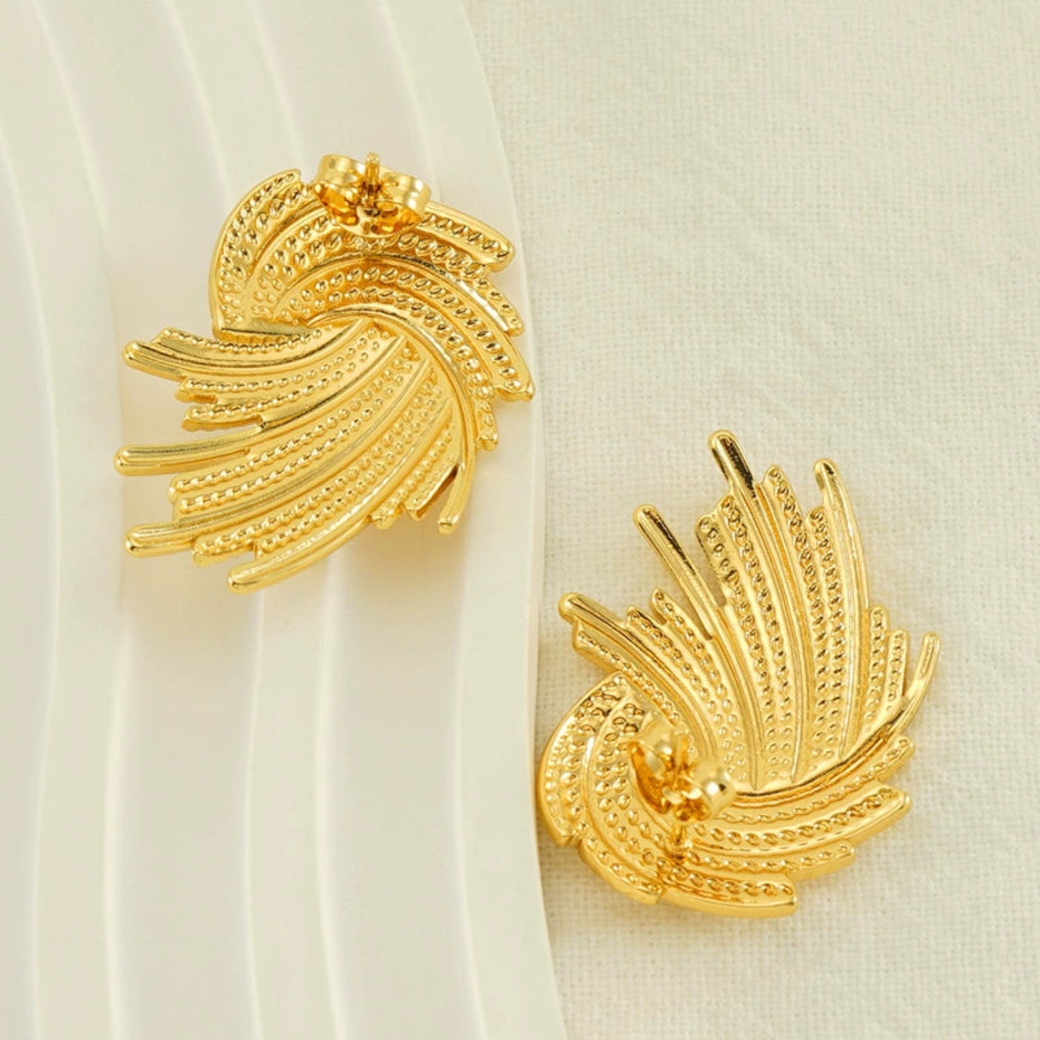Exquisite Textured Dazzling Feather Earrings jlt11507