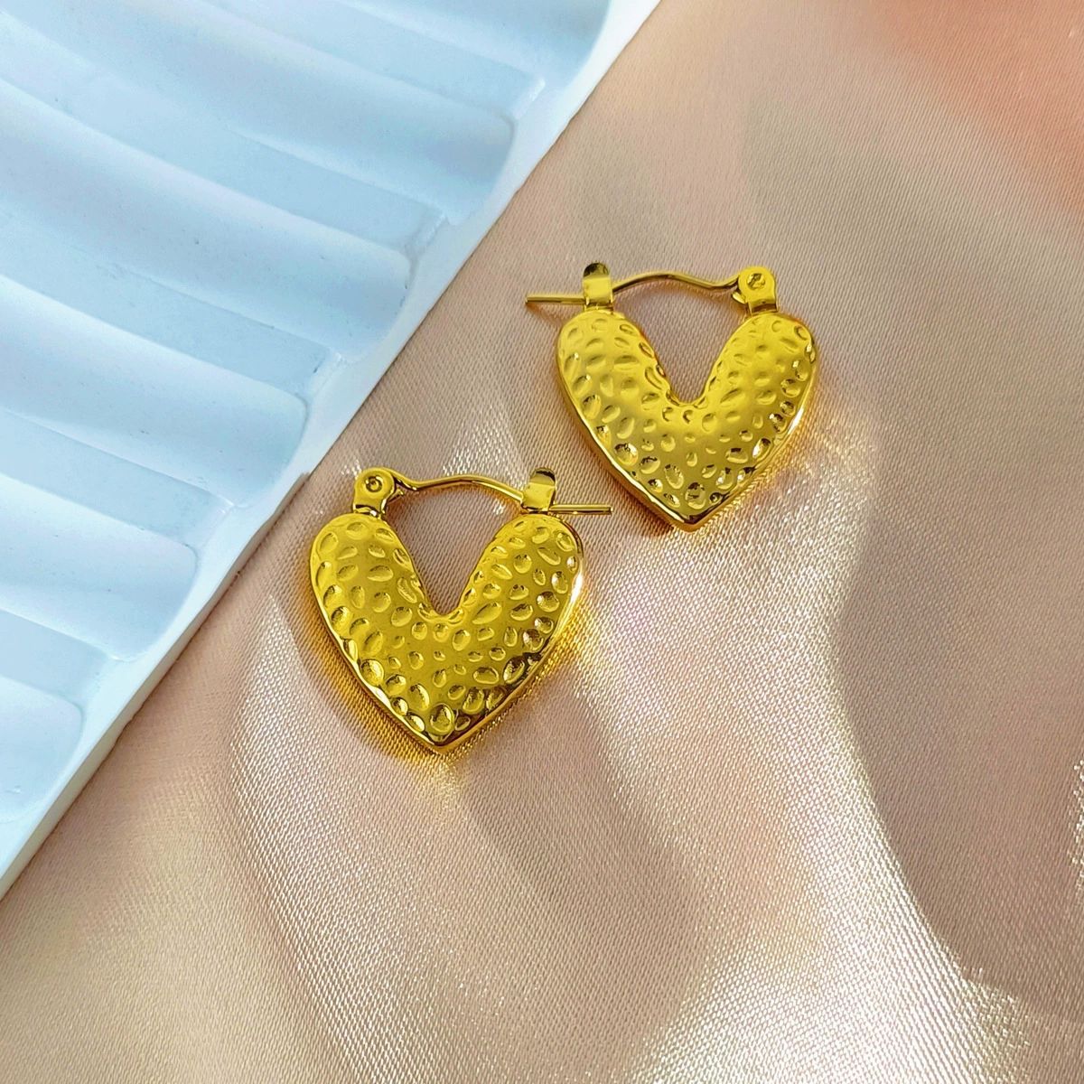 crushed heart hoops earrings jlt13194