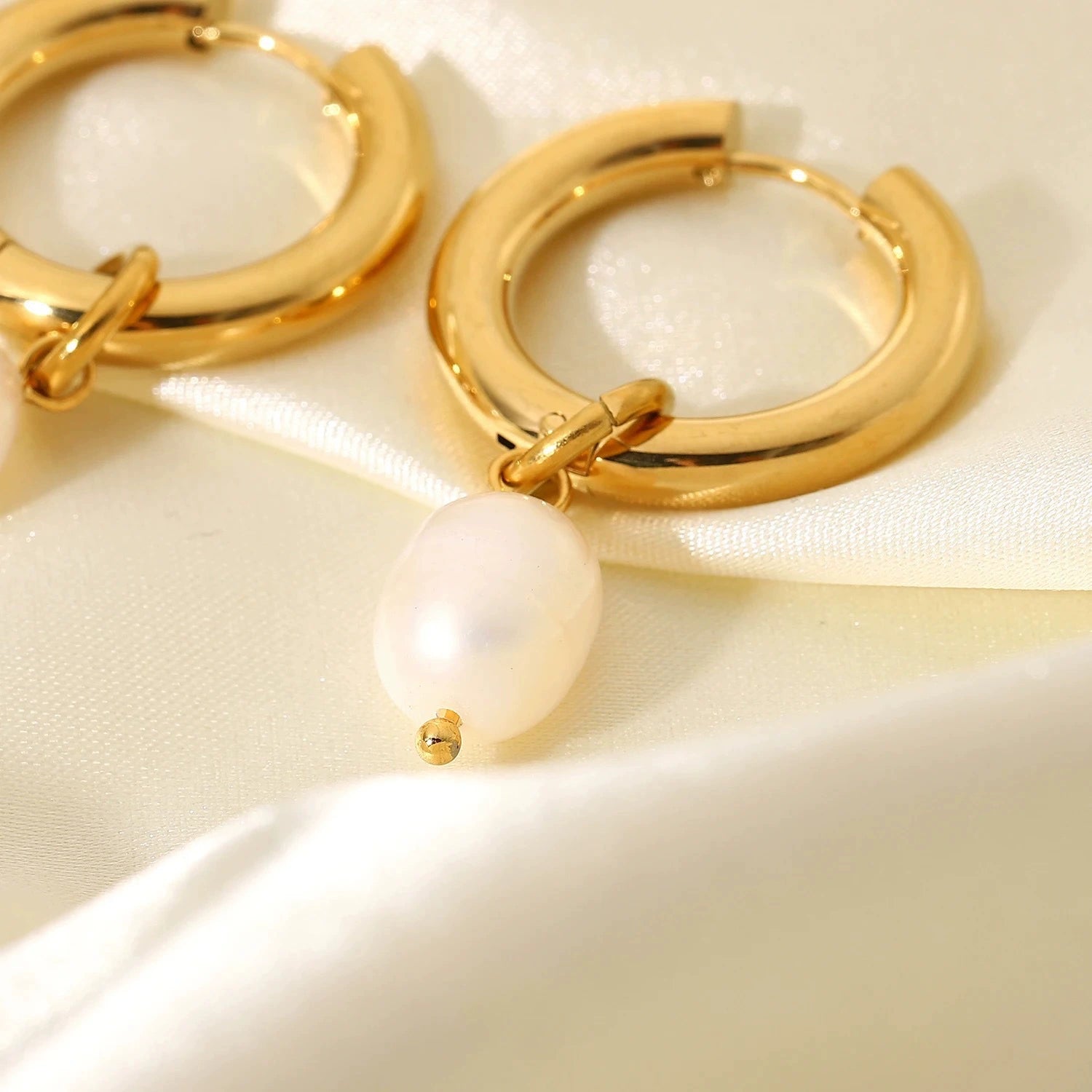 Metal Hoop Earrings with Pearl Drop Design jlt13334