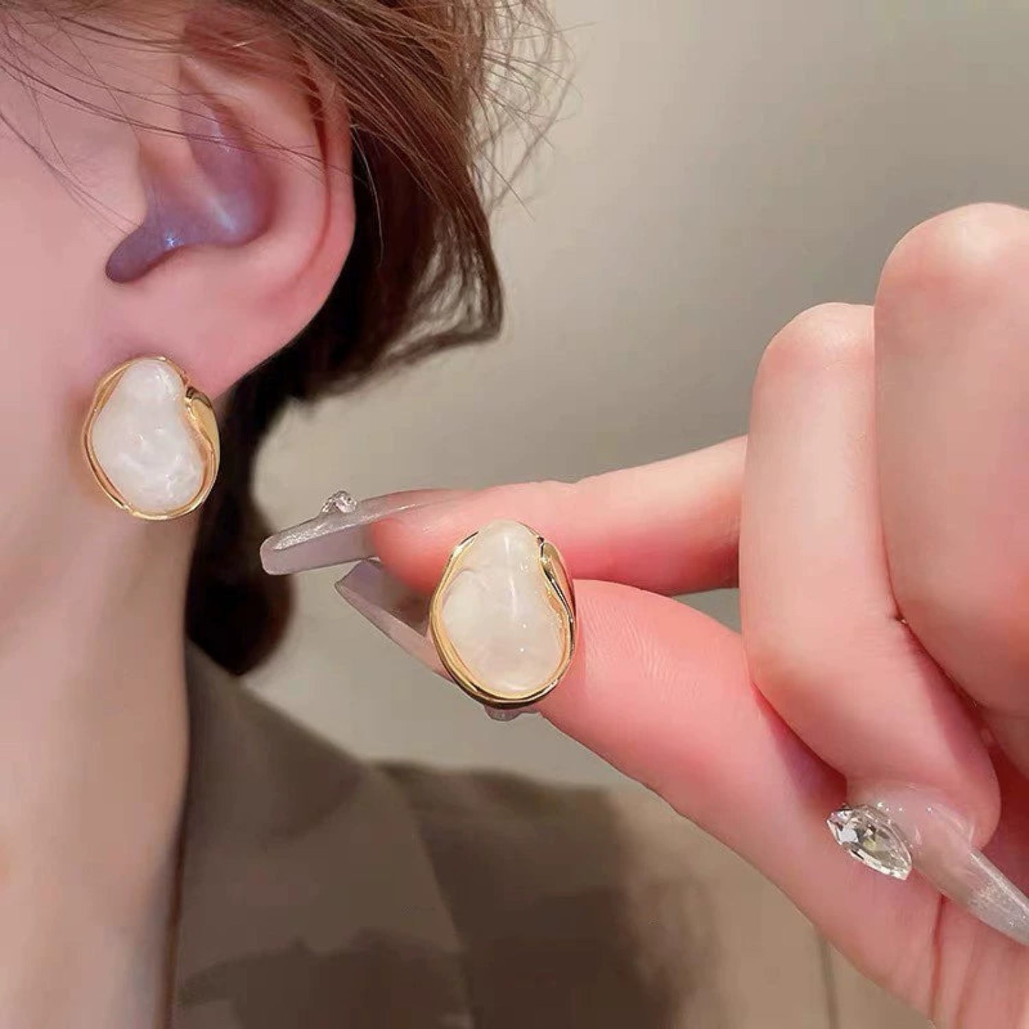 White Pearls Stud Earrings jlt13459