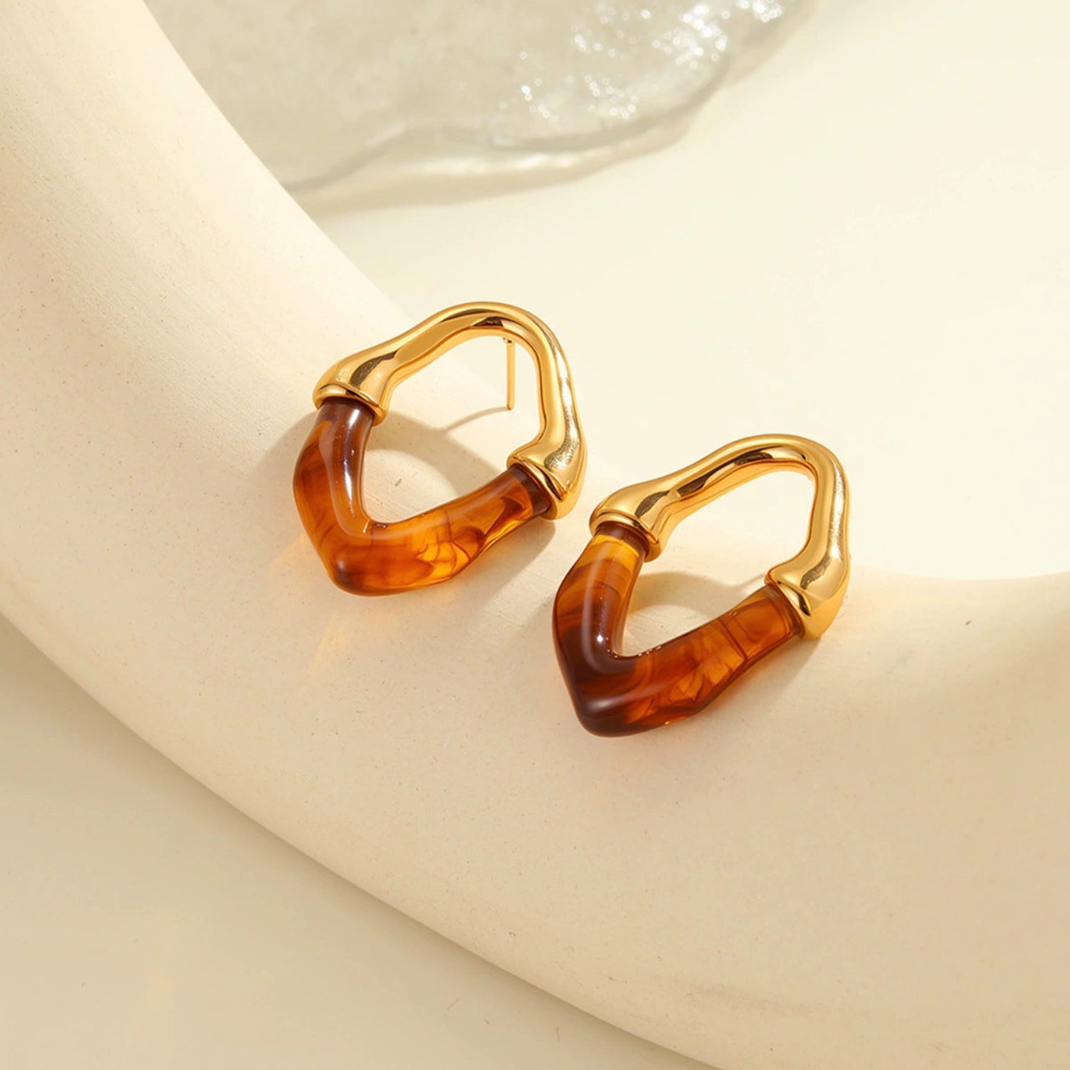 Resin Acetate U-Shape Red Studs JLT13500