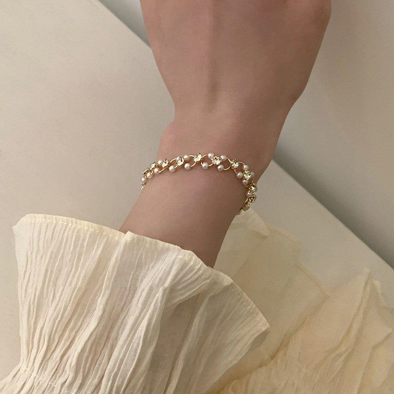 Daisy Pearl Chain – Elegant Floral Design with Gold Accents Bracelet JLTB0538