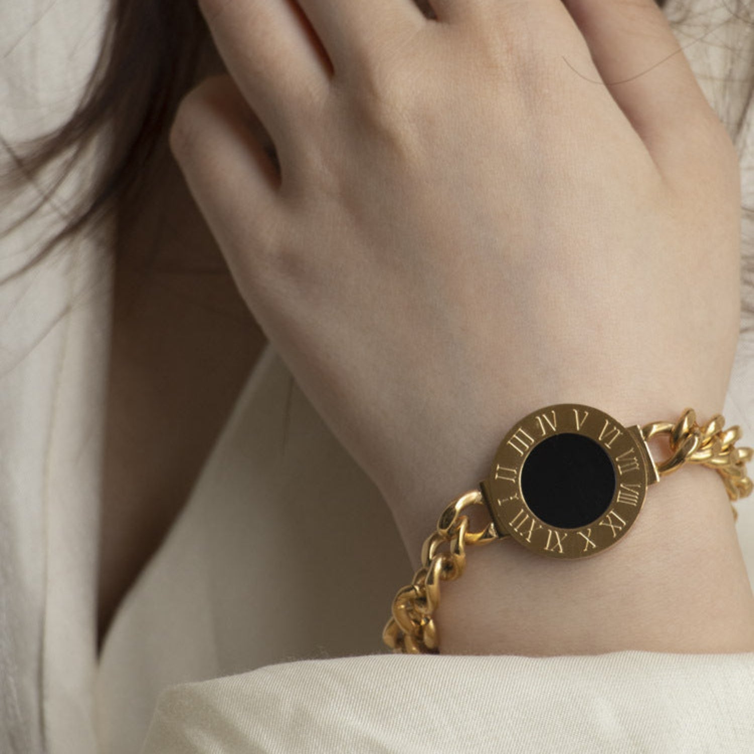 Roman Dial Black Enamel Bracelet – Chunky Gold-tone Chain Design Bracelet JLTB0539