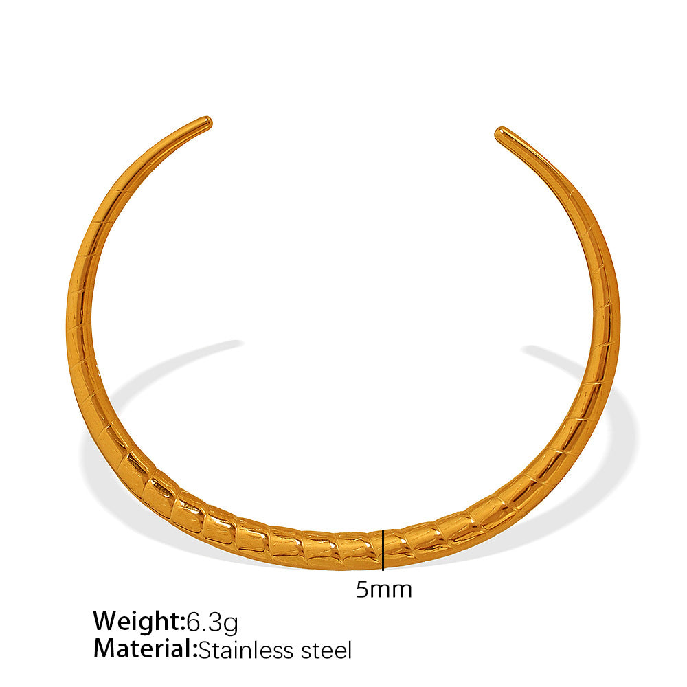 Sculpted Gold-tone Torque Bracelet JLTB0582