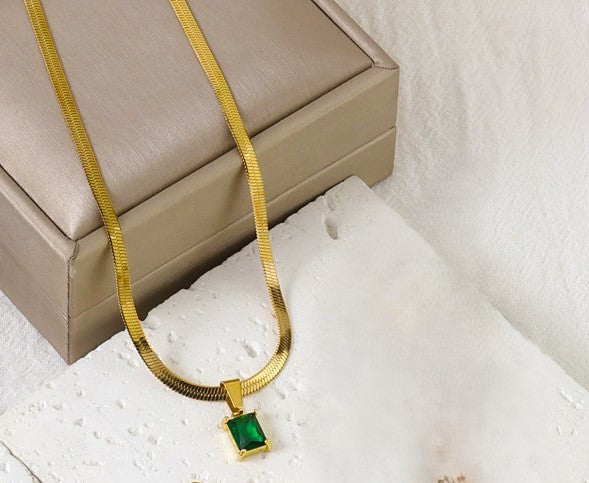 Elegant Flat Chain Necklace with Emerald Pendant – Stunning Jewelry for Women jltn0610