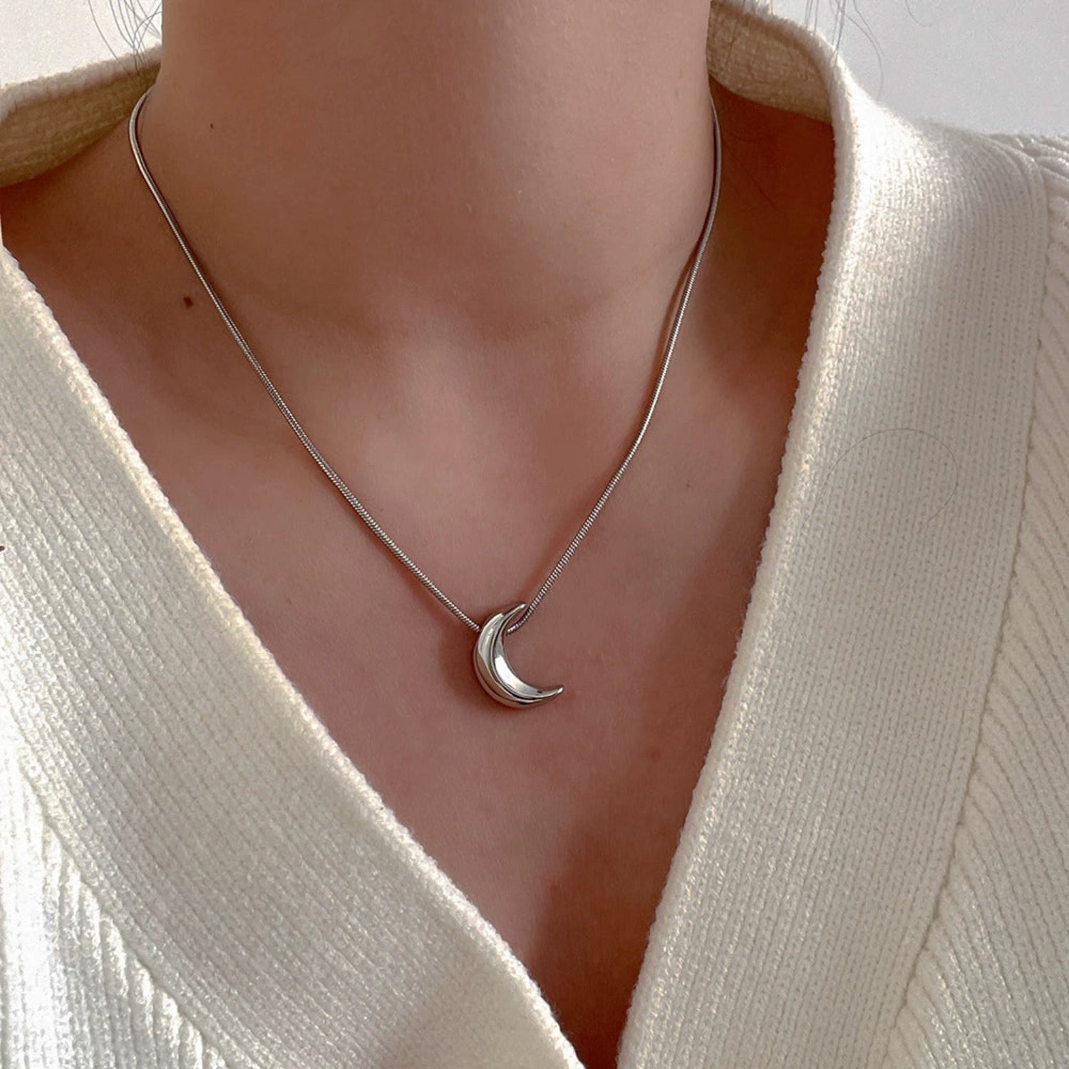 Silver Crescent Moon Necklace JLTN0689