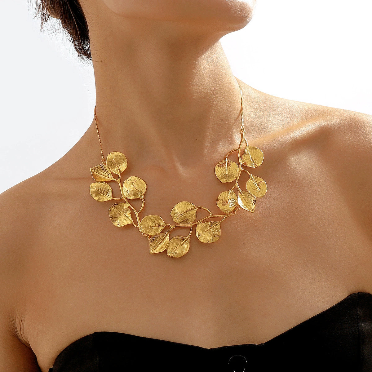 Finely-Crafted Leaf Choker Necklace jltn0699