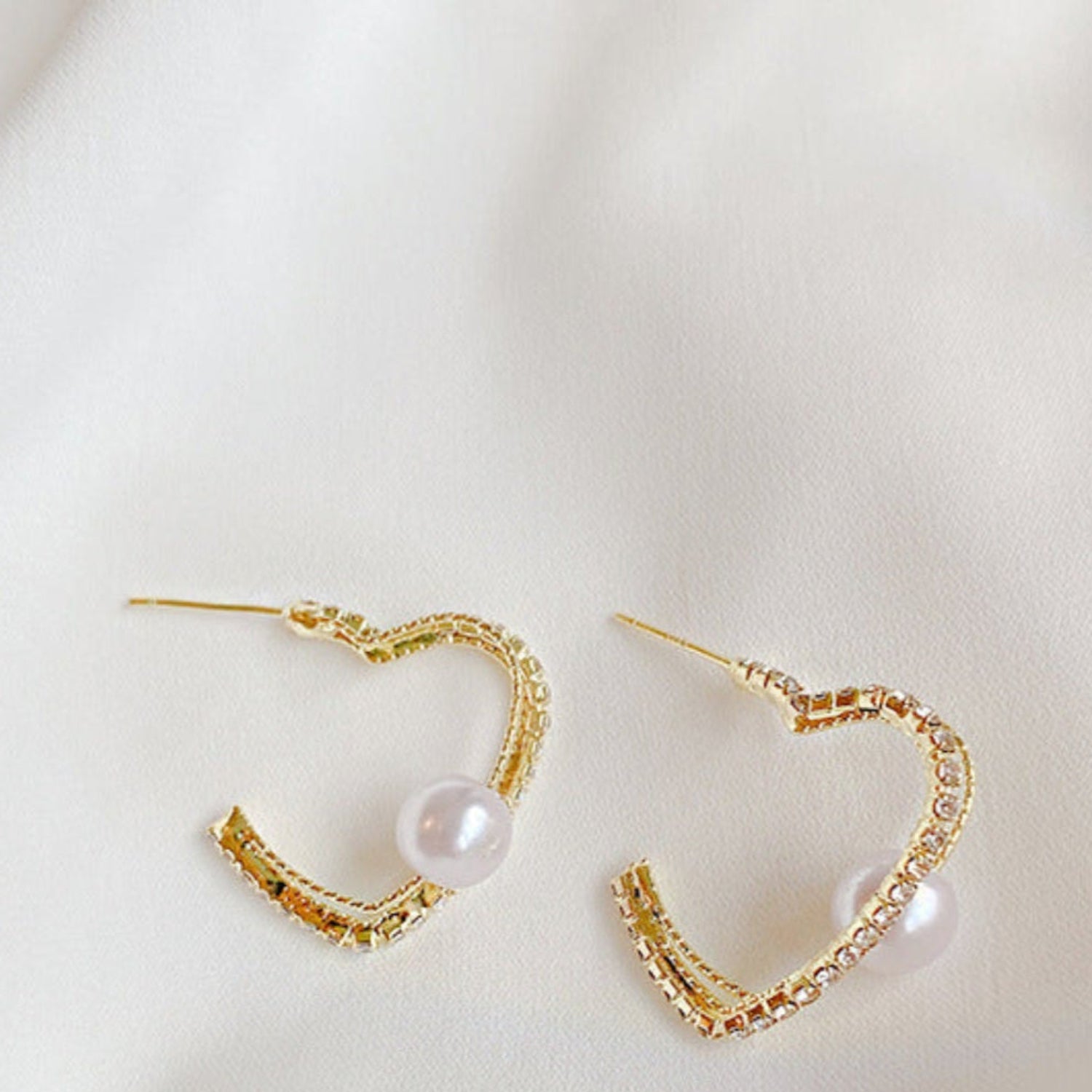 half-heart-pearl-earrings-jlt11200