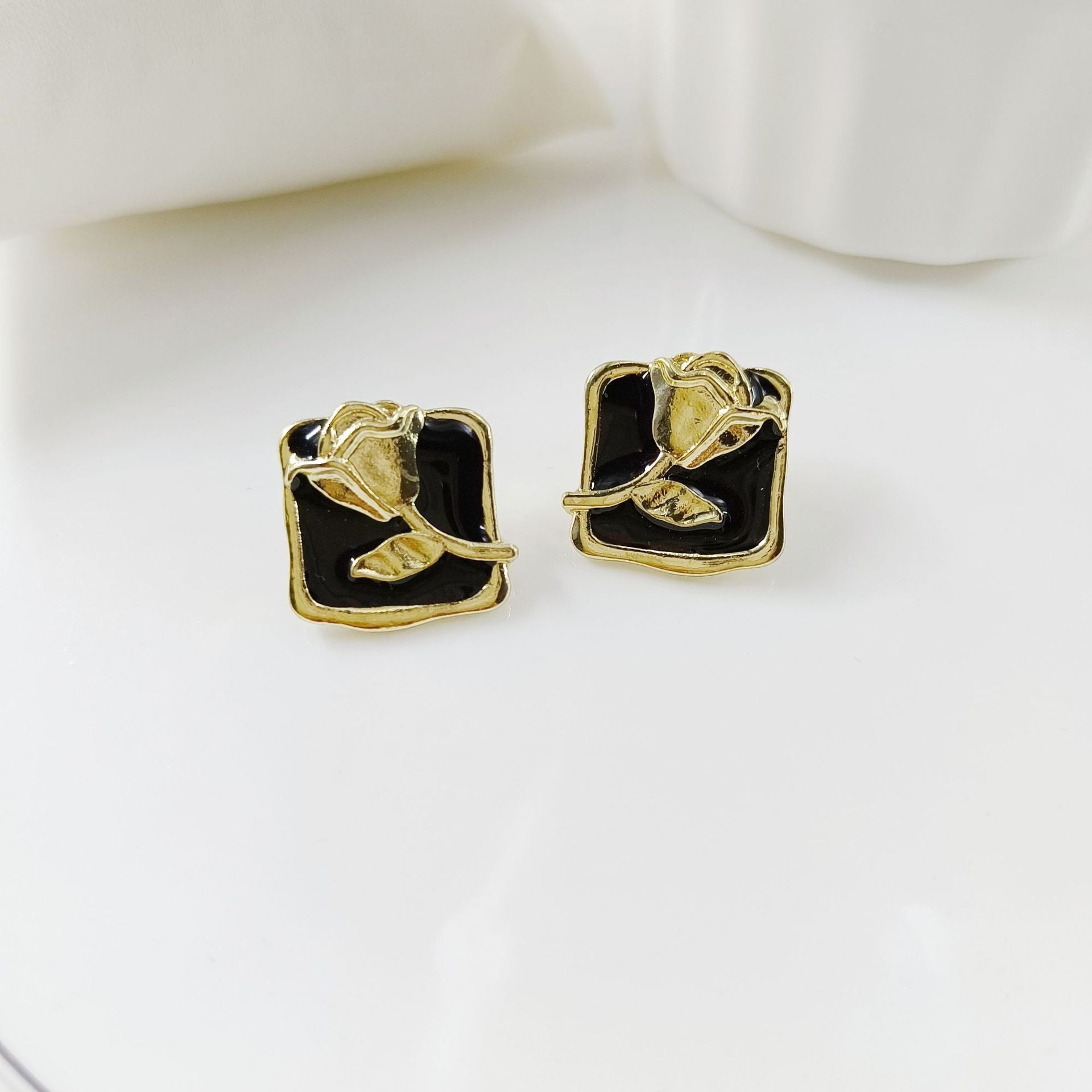 gold-rose-black-square-earrings-jlt11220