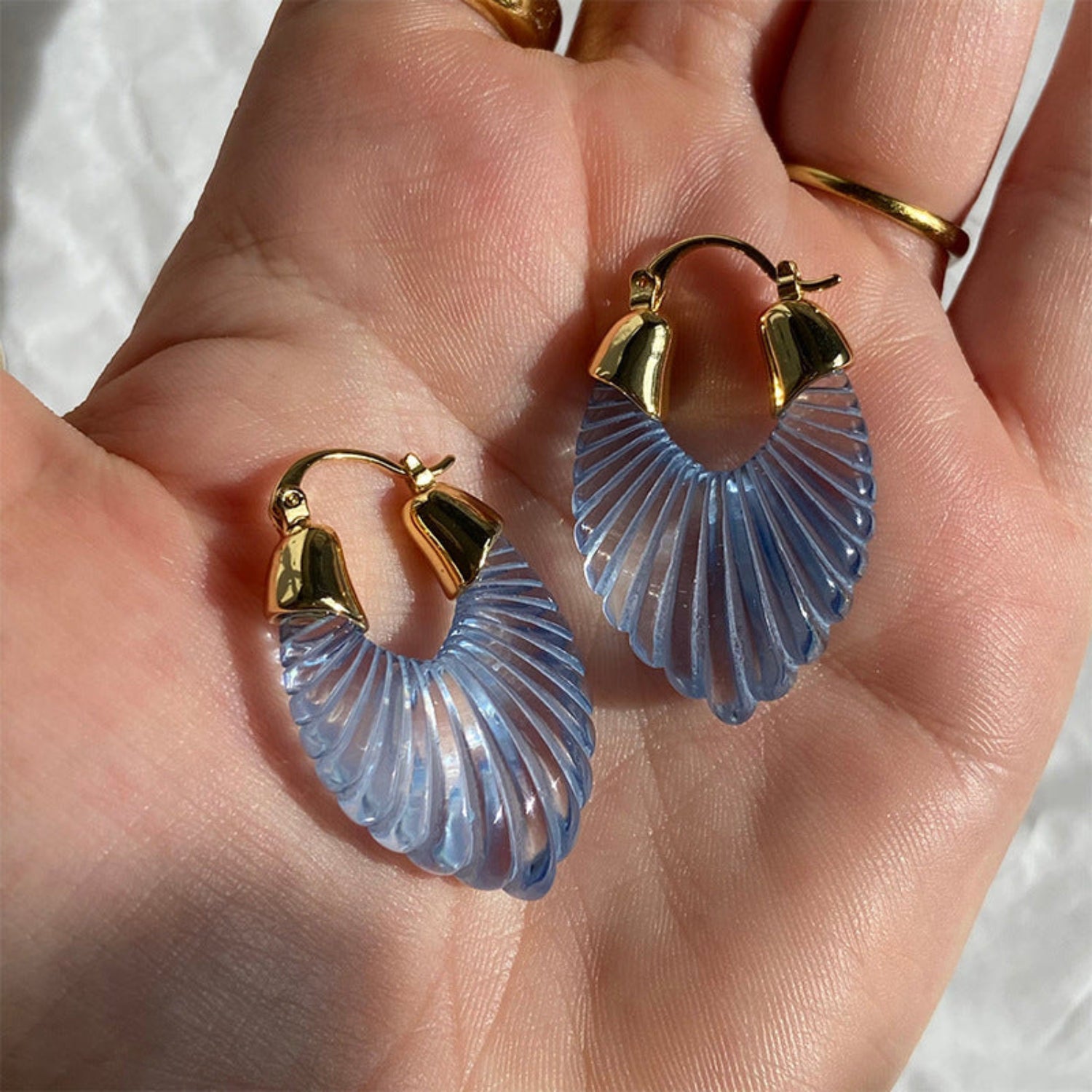 Vintage-Inspired Amber Resin Hoop Earrings with Gold Accents jlt11502