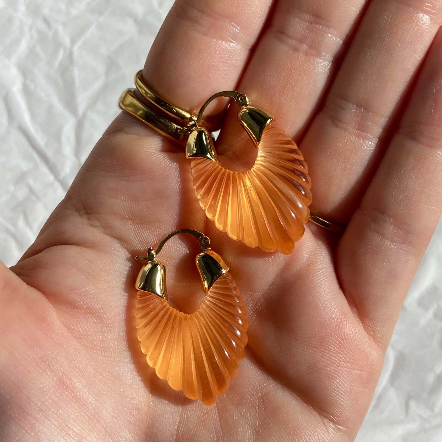 Vintage-Inspired Amber Resin Hoop Earrings with Rust Accents jlt11504