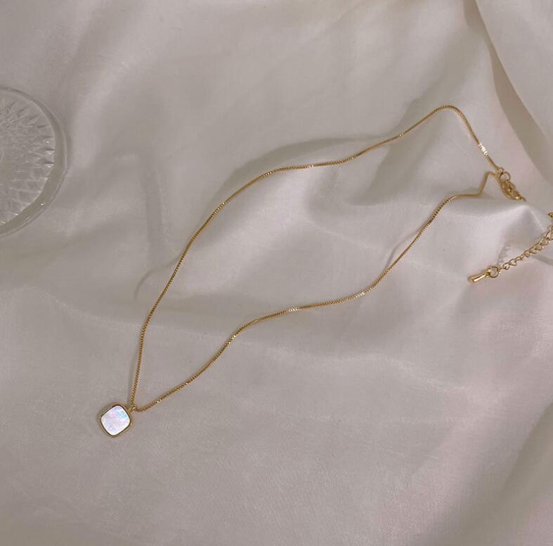 Gold-Color Minimalist Necklace with Mother of Pearl Pendant – Elegant and Timeless Jewelry-jltn0566