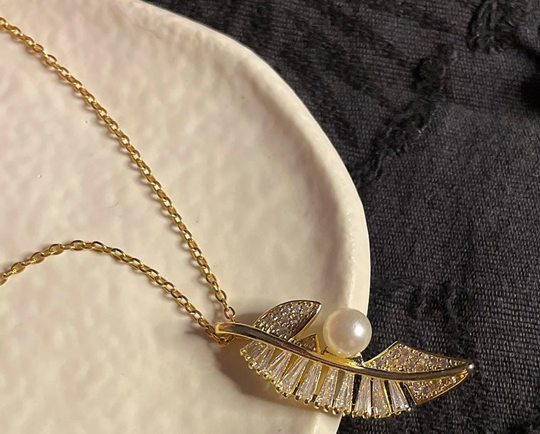 Elegant Sparkling Leaf Pendant Necklace with Pearl and Crystal Accents – Nature-Inspired Jewelry-jltn0569