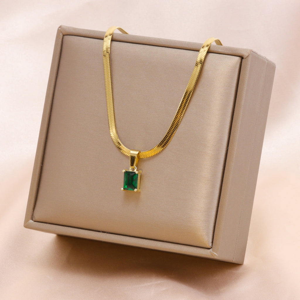 Elegant Flat Chain Necklace with Emerald Pendant – Stunning Jewelry for Women jltn0610