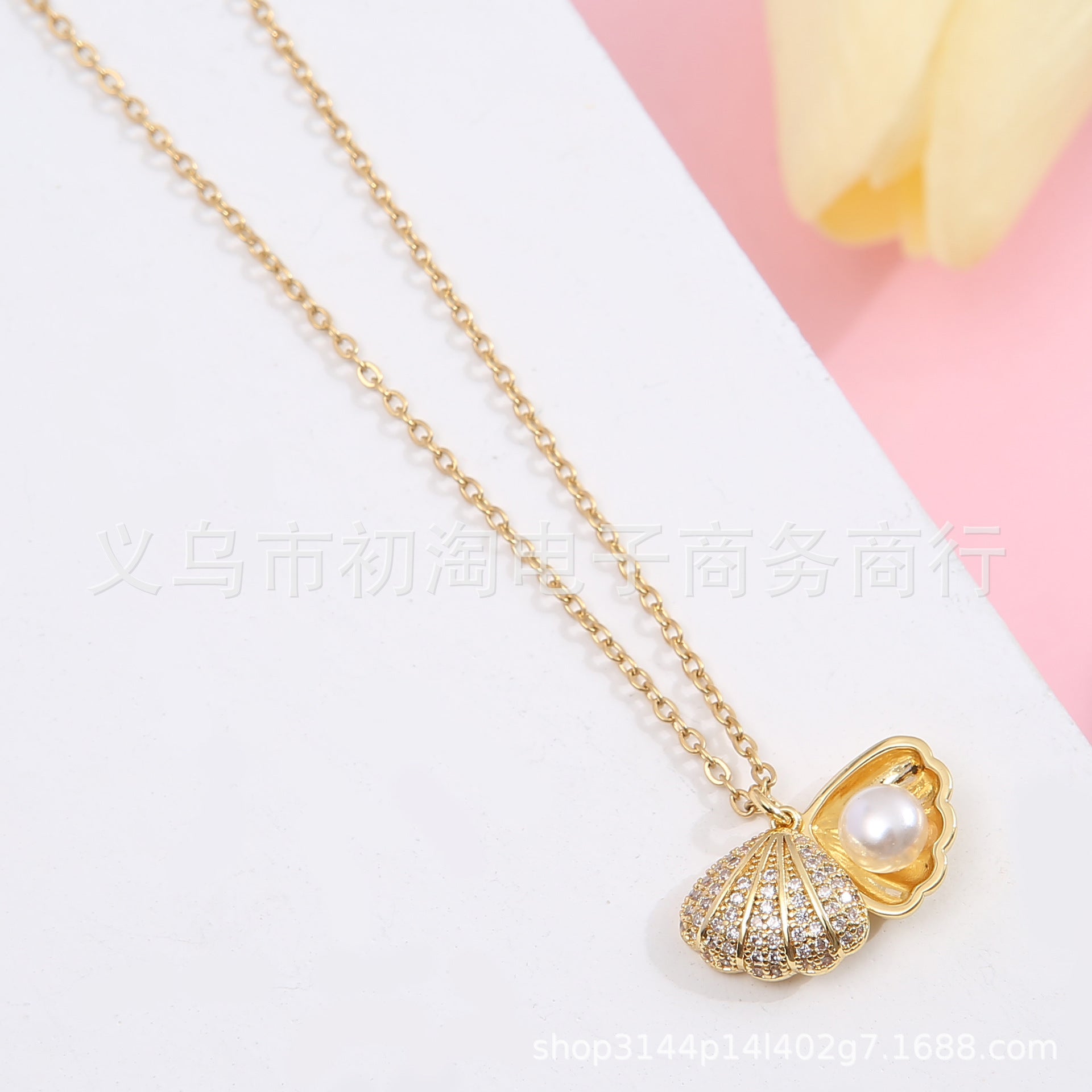 "Pearl Shell Pendant Necklace | Elegant Gold Jewelry for Ocean Lovers" jltn0653