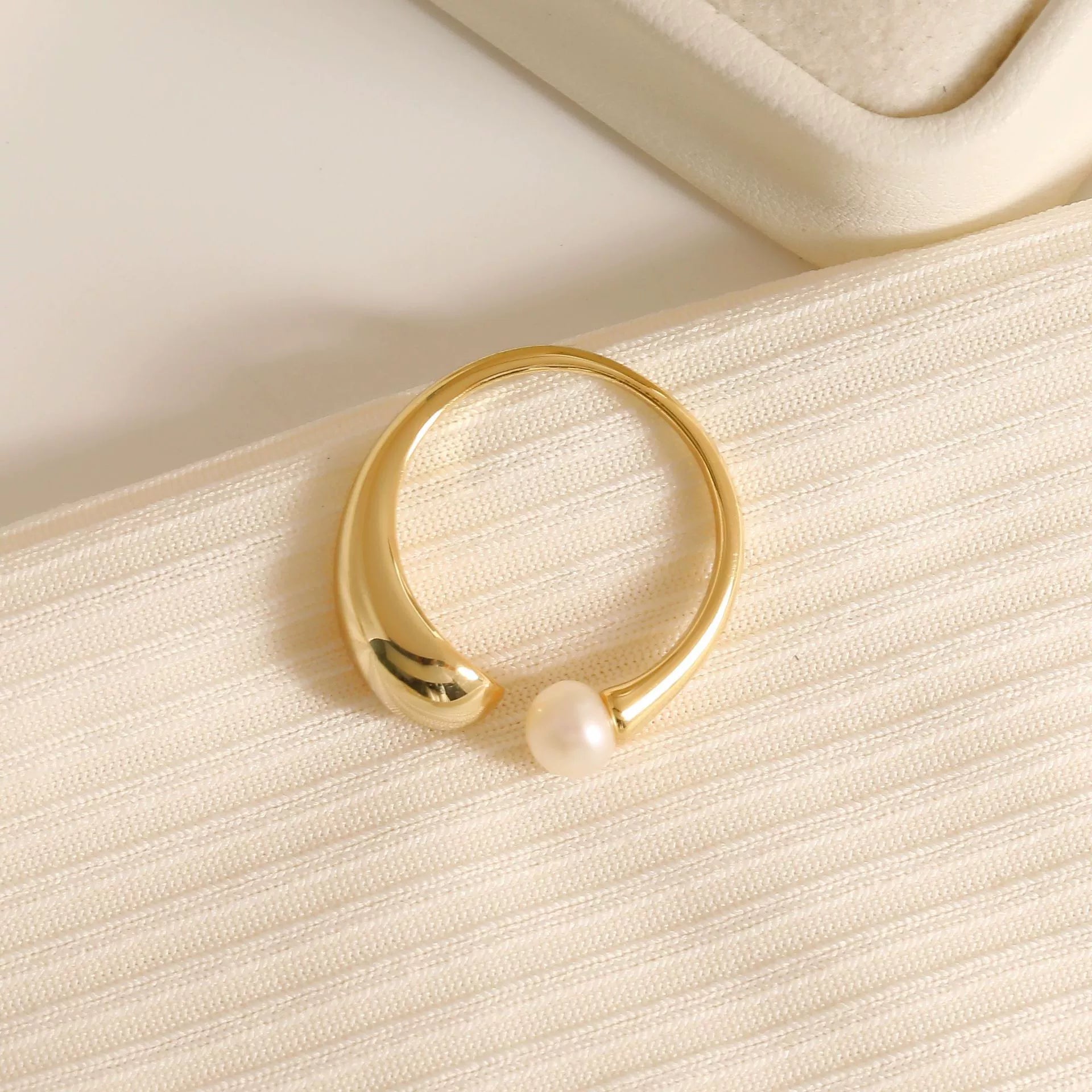 Simple Gold Ring with Teardrop Accent JLTR0604