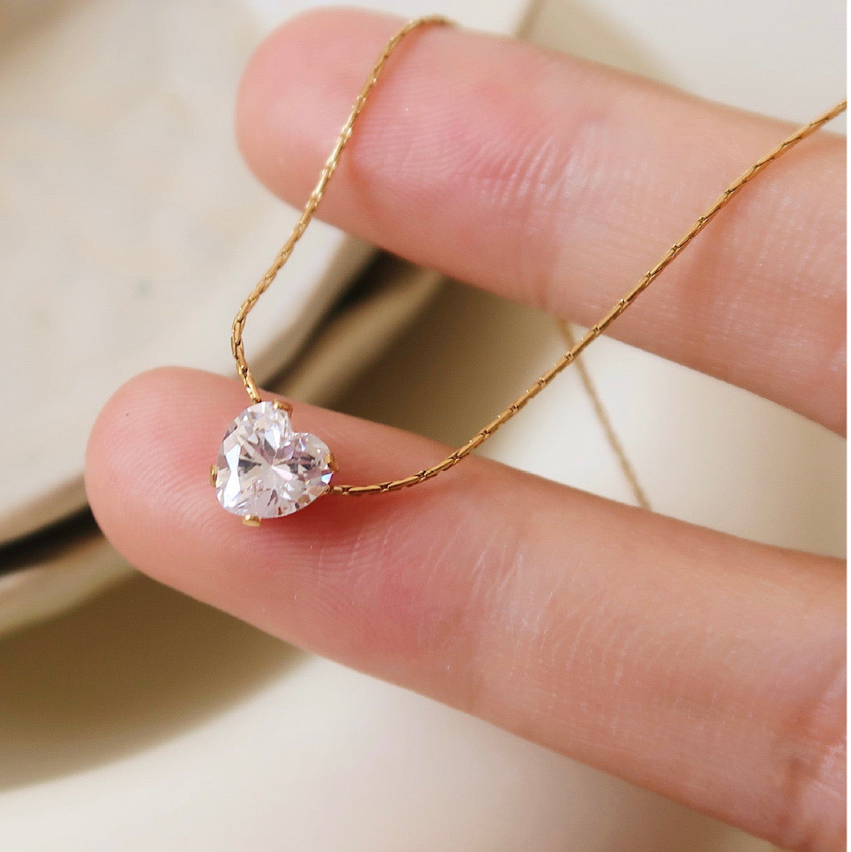 Heart Shaped White Stone Inlaid laminate Gold Necklace JLTN1282