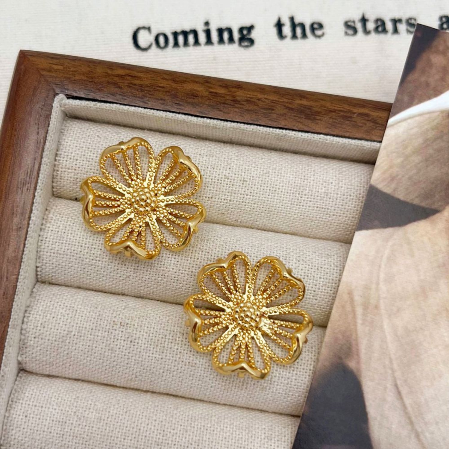 Floral Hollow Styled Charismatic Stud Earrings JLT12897