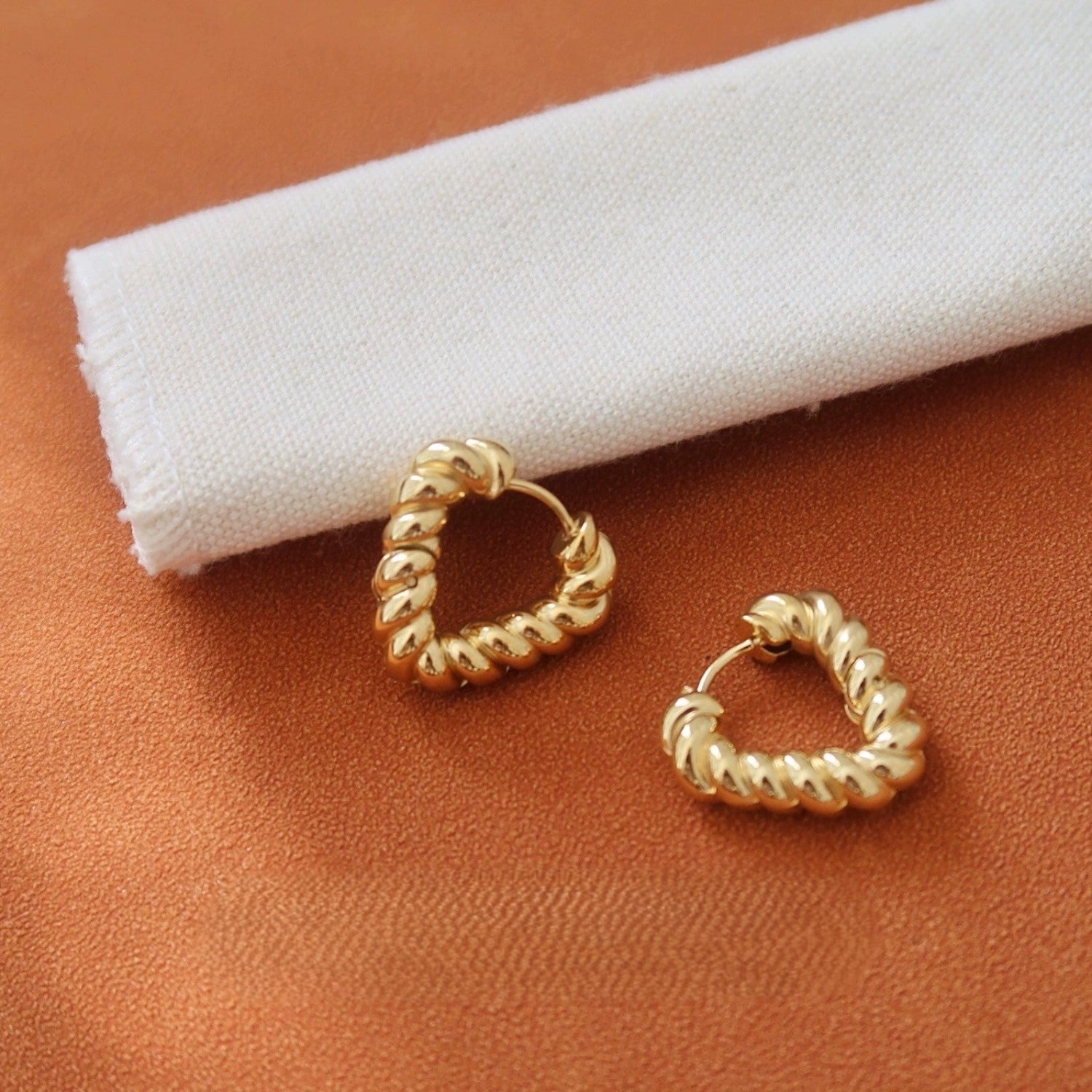 V Shaped Twisted Gold Hoop Earring JLT13553