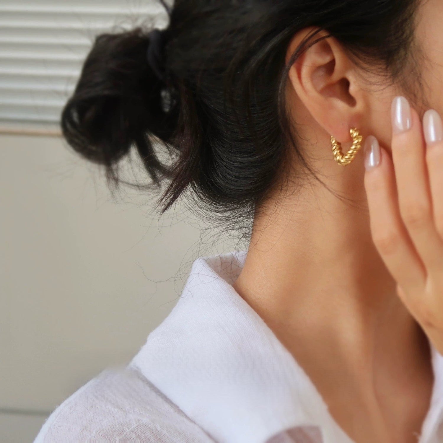 V Shaped Twisted Gold Hoop Earring JLT13553